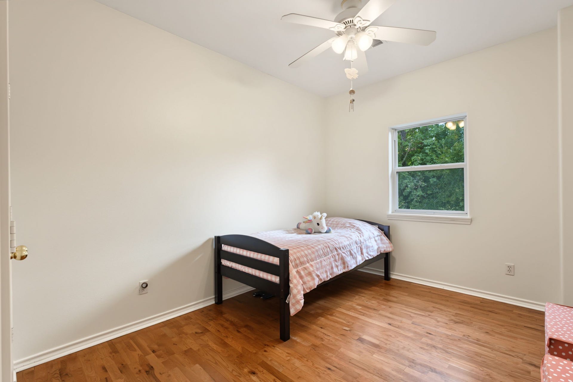 421 Trace Way Drive, Montgomery, TX 77316 Bedroom one of the secondary bedrooms.