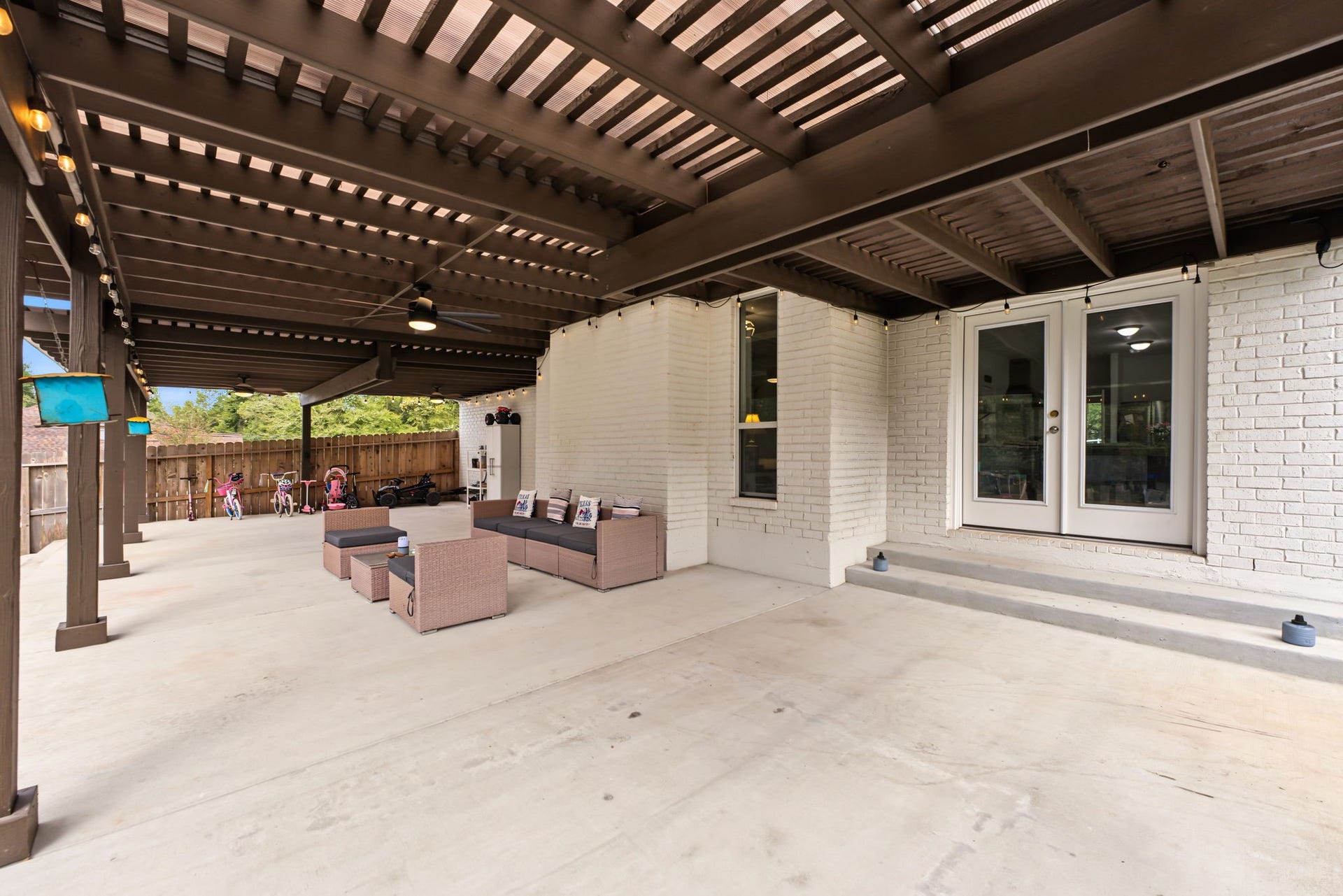421 Trace Way Drive, Montgomery, TX 77316 Out back you will find your extended covered patio. Double doors lead to the breakfast area.