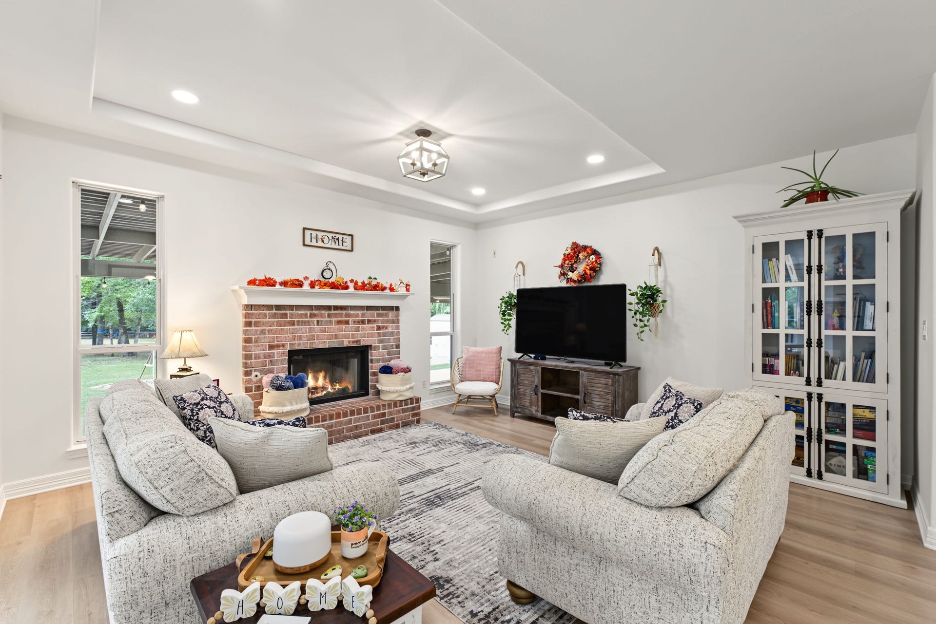 421 Trace Way Drive, Montgomery, TX 77316 This spacious living area overlooks the backyard and is open to the breakfast area.