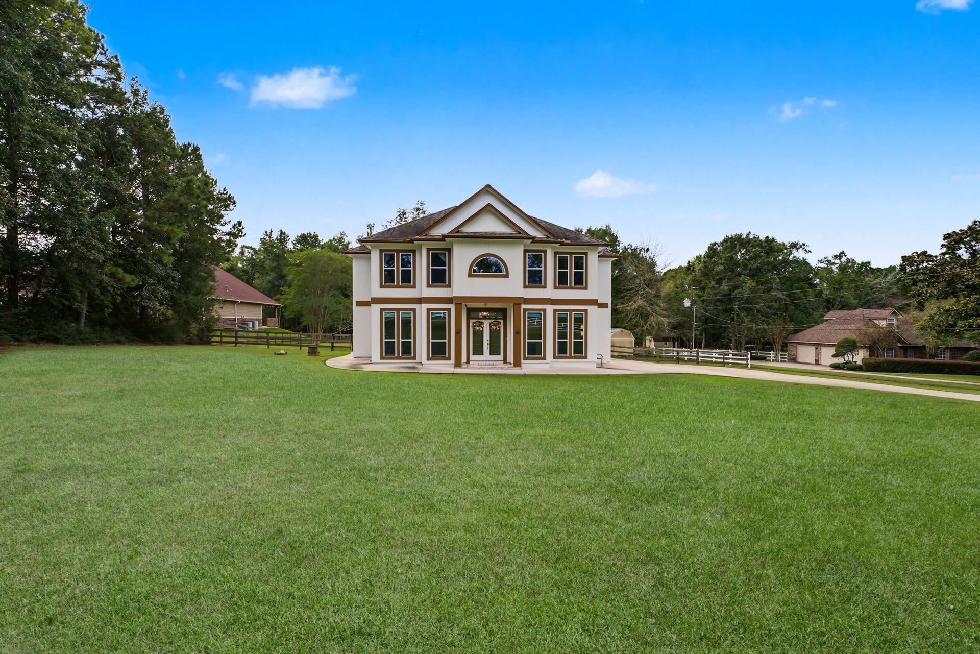 421 Trace Way Drive, Montgomery, TX 77316 This beautiful 2 story home offers 4/5 bedrooms with an extended garage and ample storage throughout the home.