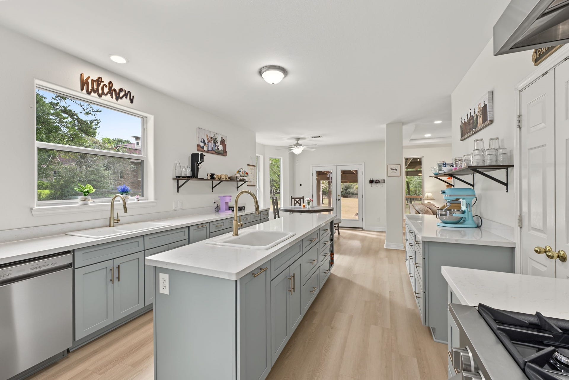 421 Trace Way Drive, Montgomery, TX 77316 In this chef's kitchen, you will find an abundance of counter and cabinet space along with double sinks, large walk in pantry and high end stove.