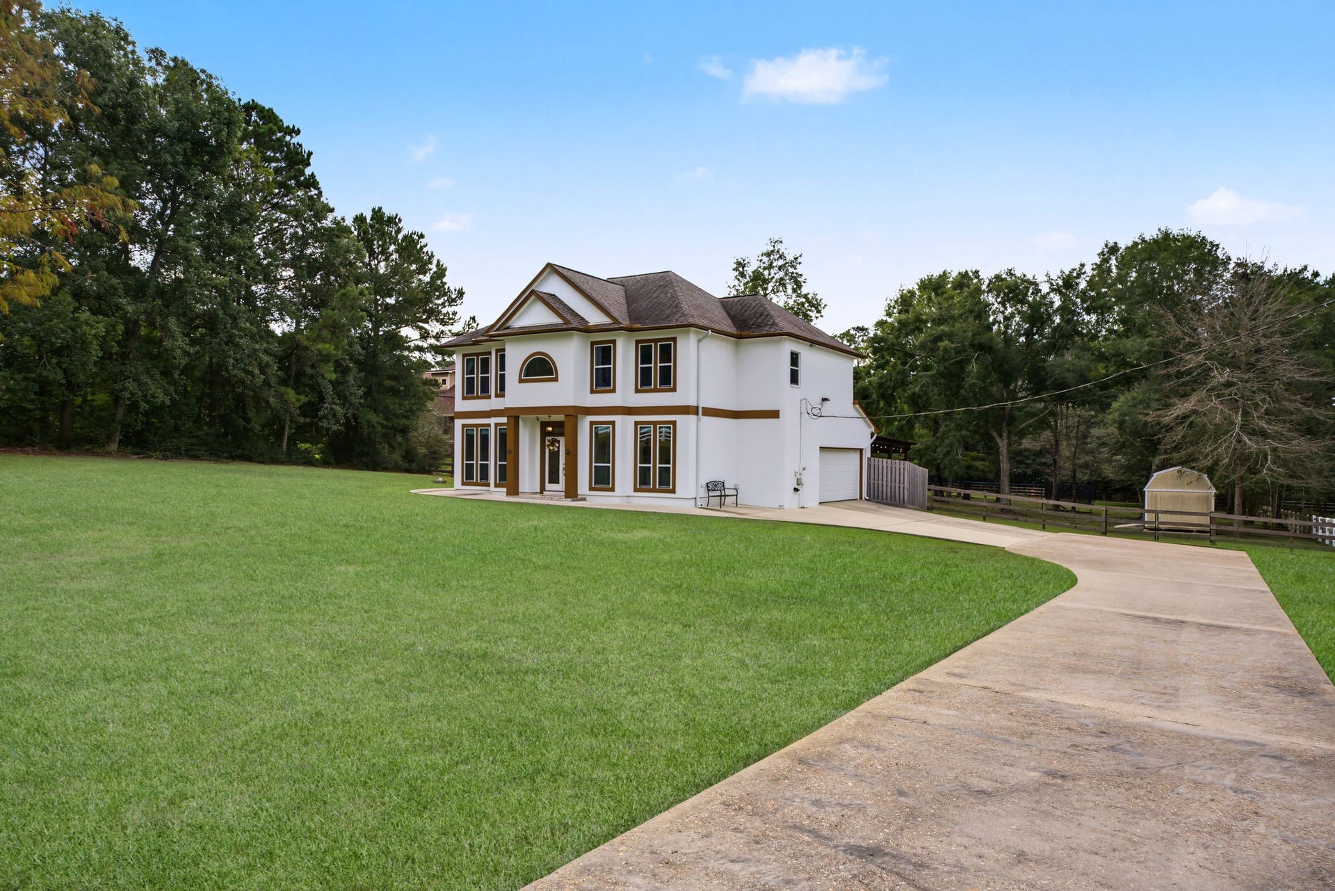 421 Trace Way Drive, Montgomery, TX 77316 This long driveway can easily be extended to accommodate a shop.