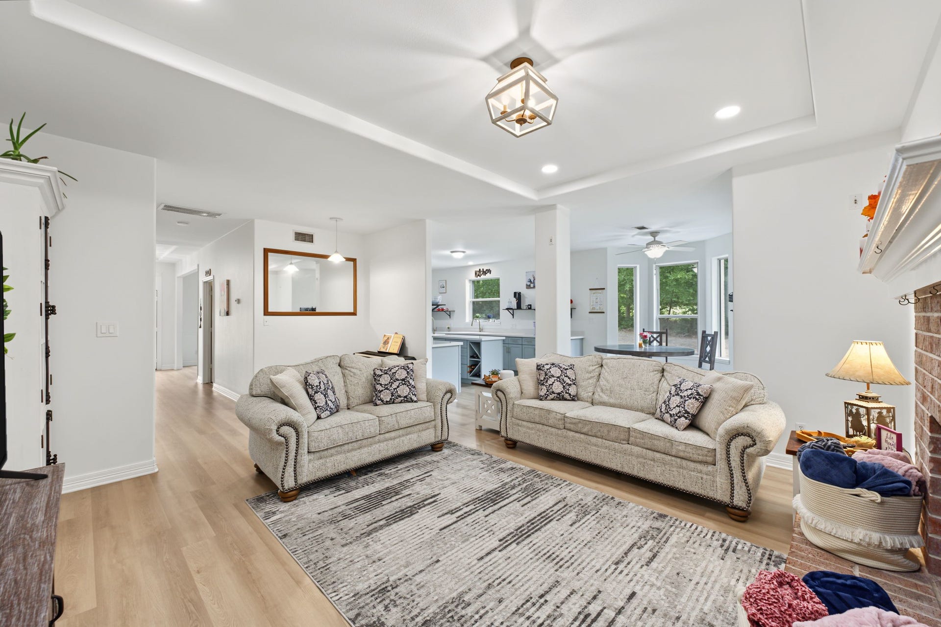 421 Trace Way Drive, Montgomery, TX 77316 Easy access to the gorgeous kitchen.