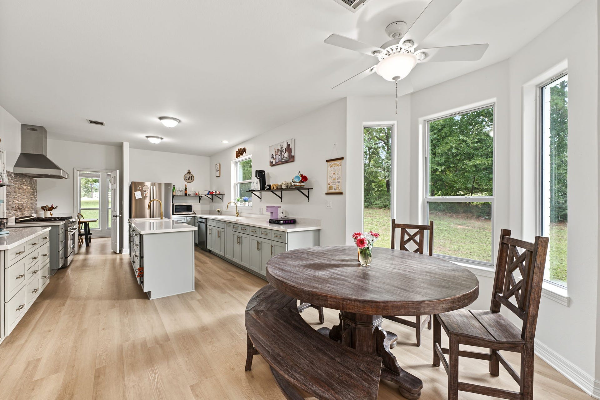421 Trace Way Drive, Montgomery, TX 77316 Large breakfast area and check out this fully updated kitchen with two sinks.