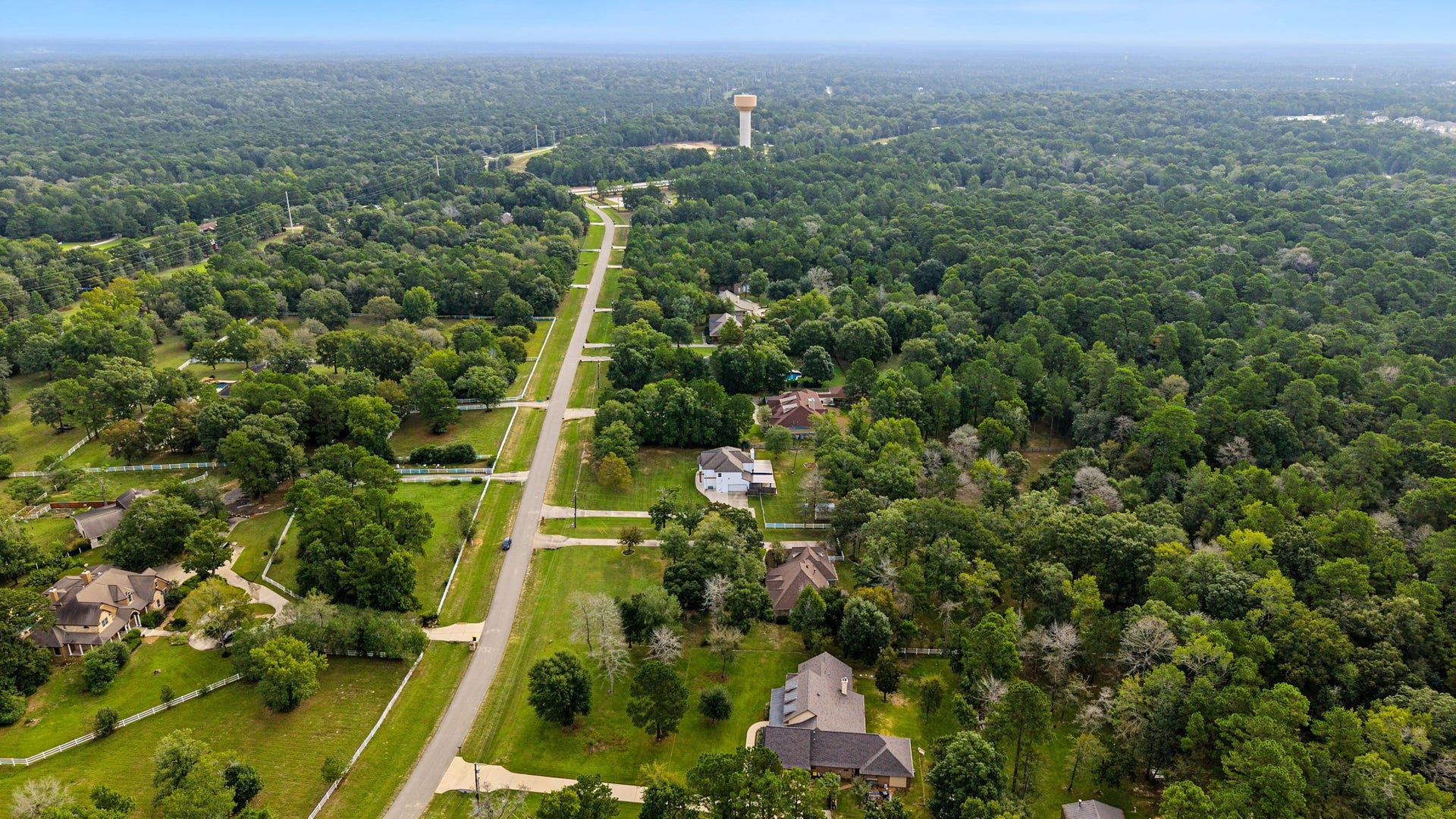 421 Trace Way Drive, Montgomery, TX 77316 Montgomery Trace is just minutes from shopping near Woodforest and 15 minutes from the back of The Woodlands.