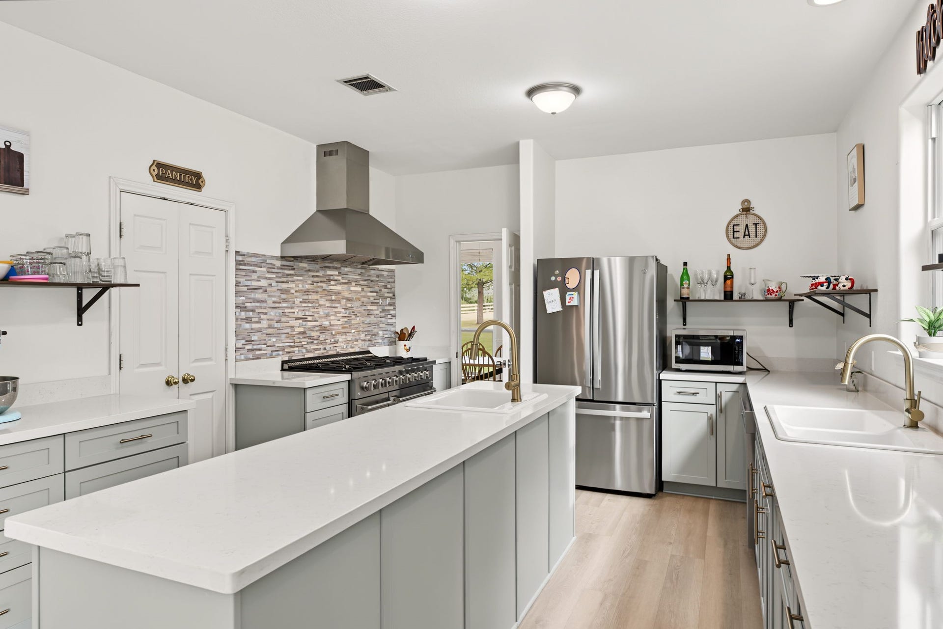 421 Trace Way Drive, Montgomery, TX 77316 To the left you will find the walk in pantry.