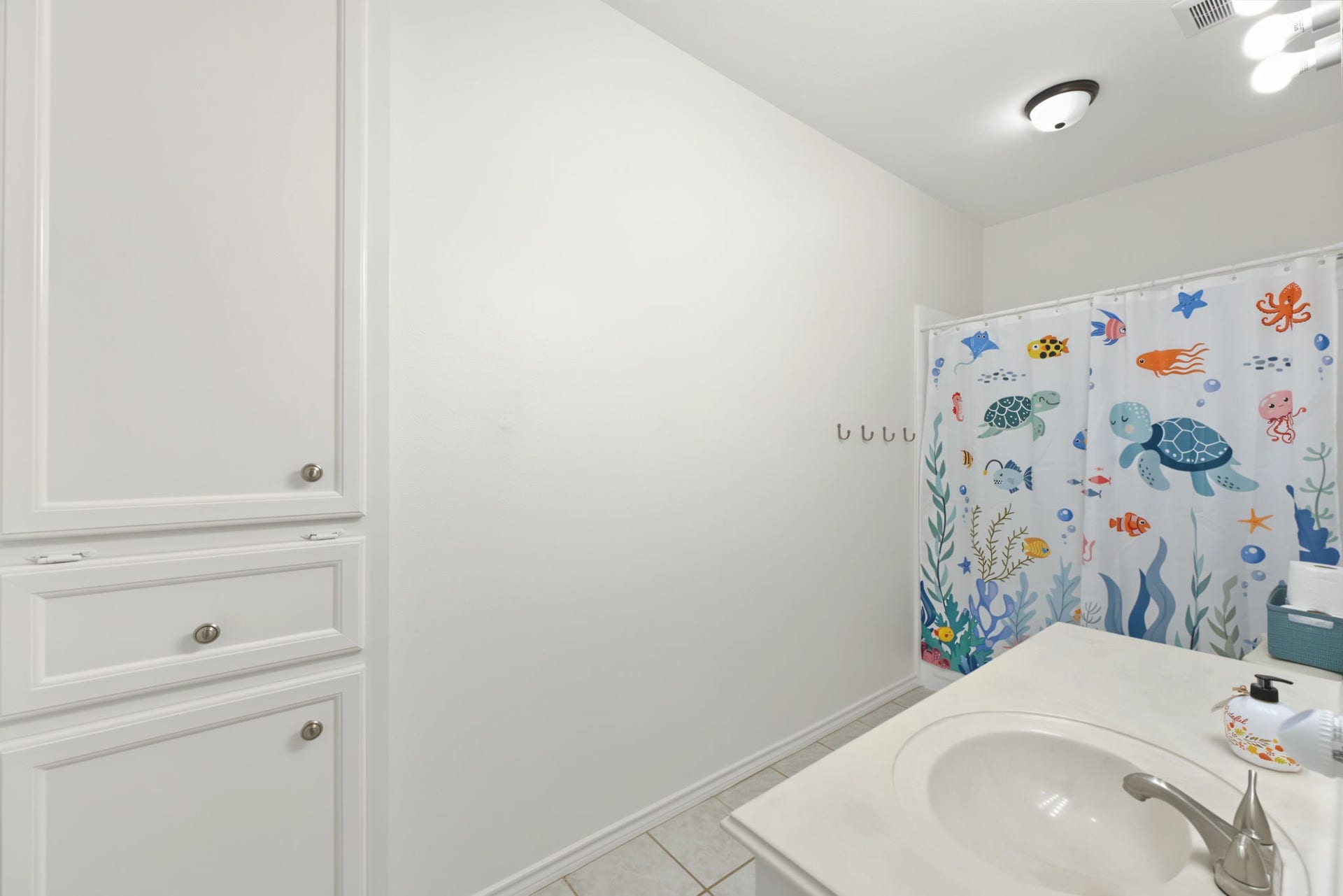 421 Trace Way Drive, Montgomery, TX 77316 Secondary bathroom with easy access to all secondary bedrooms.