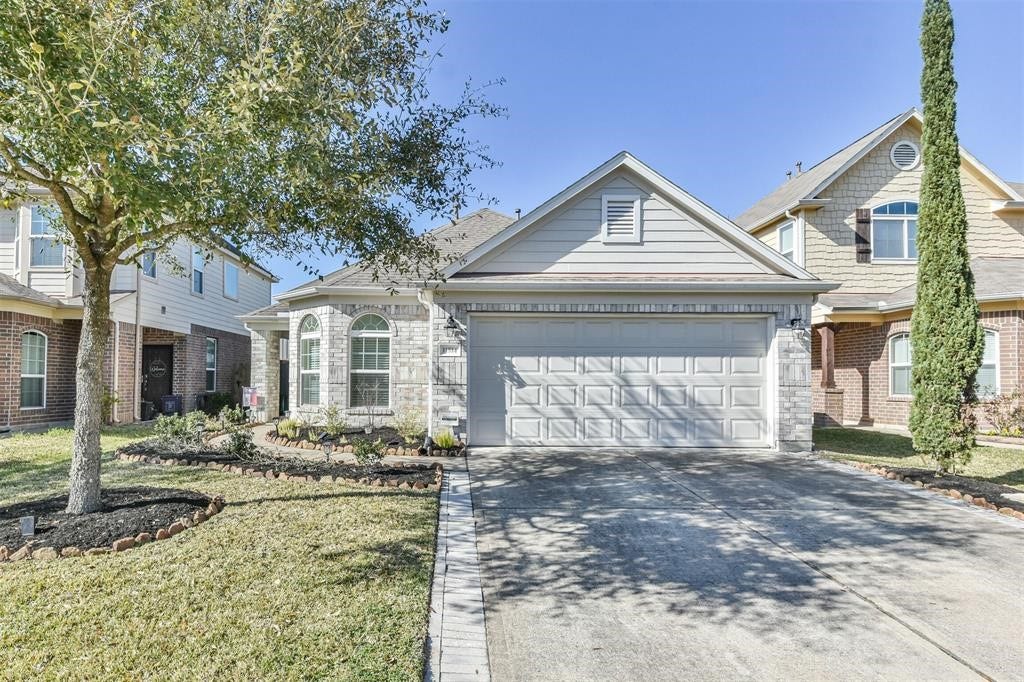 11514 Dahlia Dale Drive, Tomball, TX 77375 This well maintained single family home in Ashford Grove offers great curb appeal with mature trees, stone accents, and a clean two-car garage. The landscaping and covered entry give the home a warm and welcoming first impression.