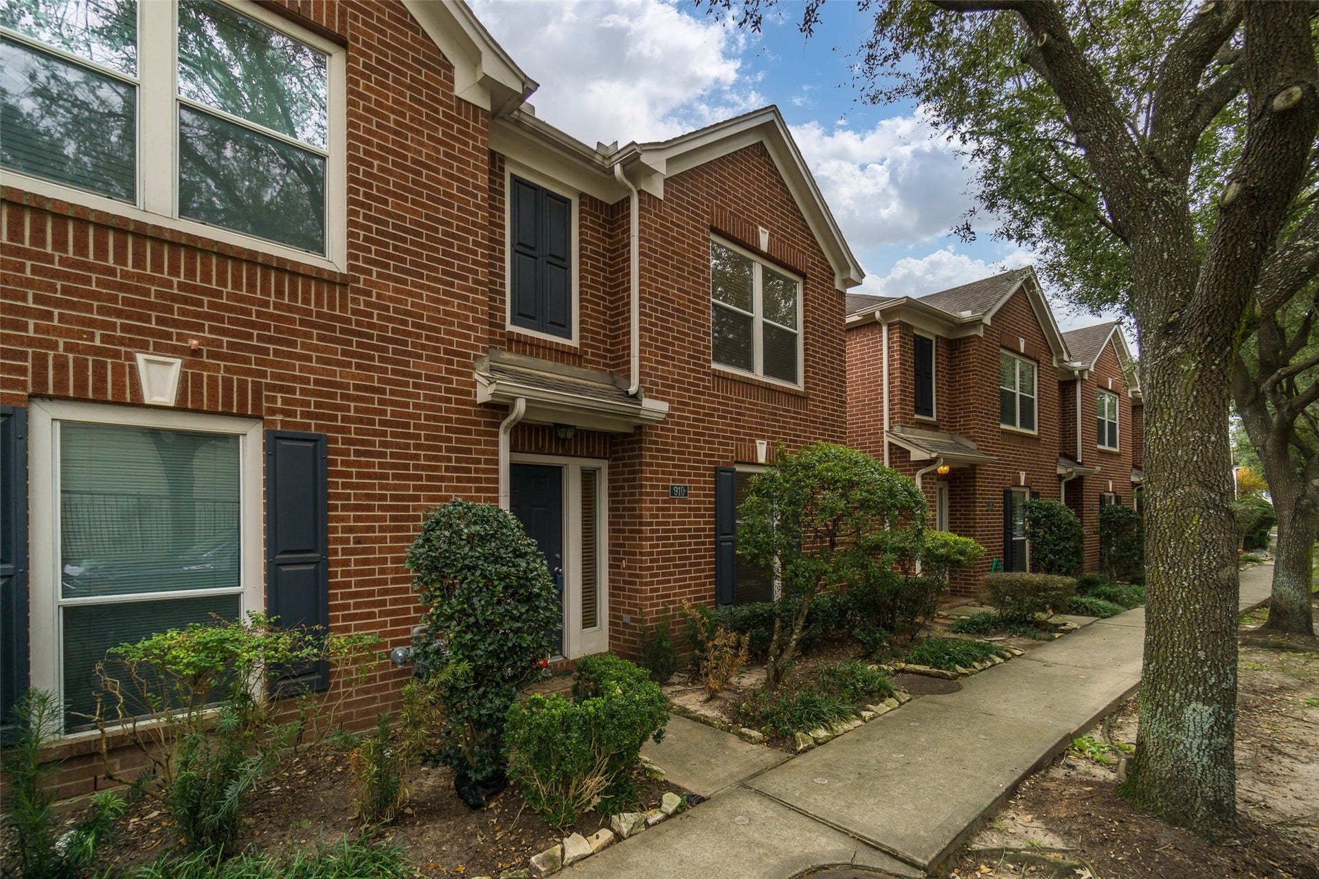 910 W Heights Hollow Lane, Houston, TX 77007 910 W Heights Hollow Lane, Houston, TX 77007