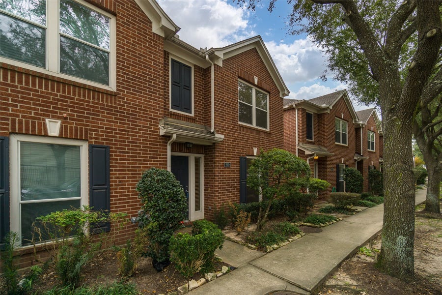 Property photo for 910 W Heights Hollow Lane, Houston, TX