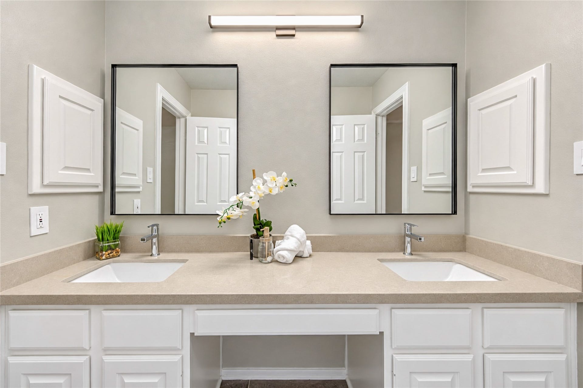 14215 Edinburgh Court, Houston, TX 77077 Making busy mornings a breeze! This beautifully renovated Hollywood bathroom connects two upstairs bedrooms and features dual sinks, elegant quartz countertops and stylish modern finishes. A thoughtfully designed space offering the perfect combination of convenience, privacy and everyday comfort!