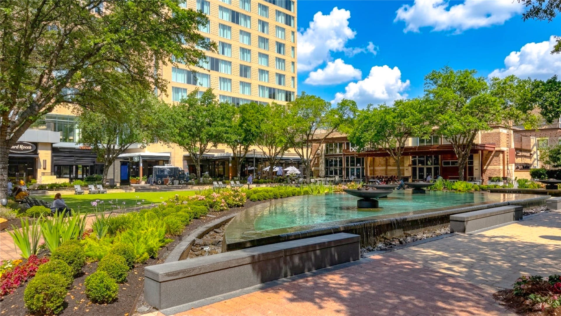 14215 Edinburgh Court, Houston, TX 77077 Shop, dine and unwind in style at nearby CITYCENTRE! From trendy boutiques and exceptional restaurants to lively outdoor gatherings and relaxing afternoons by the beautiful central plaza, this popular Houston destination offers something for everyone. Enjoy the perfect blend of neighborhood tranquility and vibrant city living, all just minutes from home!