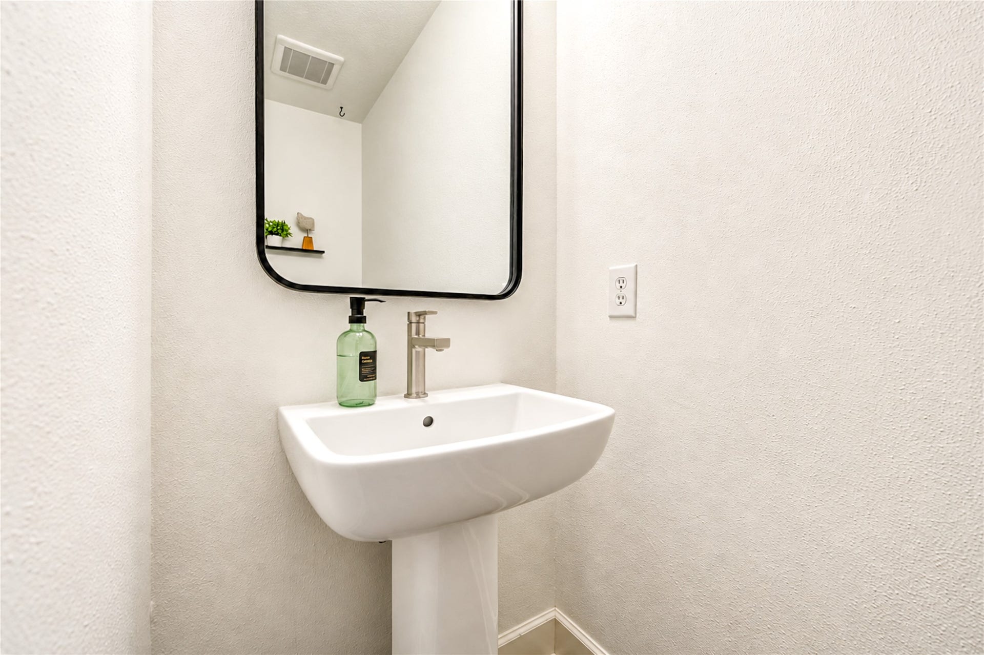 14215 Edinburgh Court, Houston, TX 77077 Thoughtfully designed for everyday convenience, this charming first-floor powder room offers a welcoming space for guests. Its clean, classic finishes and convenient location make entertaining effortless while adding comfort and functionality to the home.