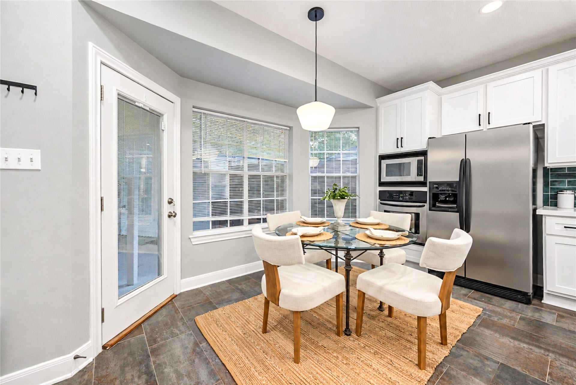 14215 Edinburgh Court, Houston, TX 77077 Start your mornings with a fresh cup of coffee and views of the backyard! This cheerful breakfast room is filled with natural light and offers the perfect spot for casual meals, weekend brunches and everyday conversations, with easy access to the kitchen and outdoor living space.