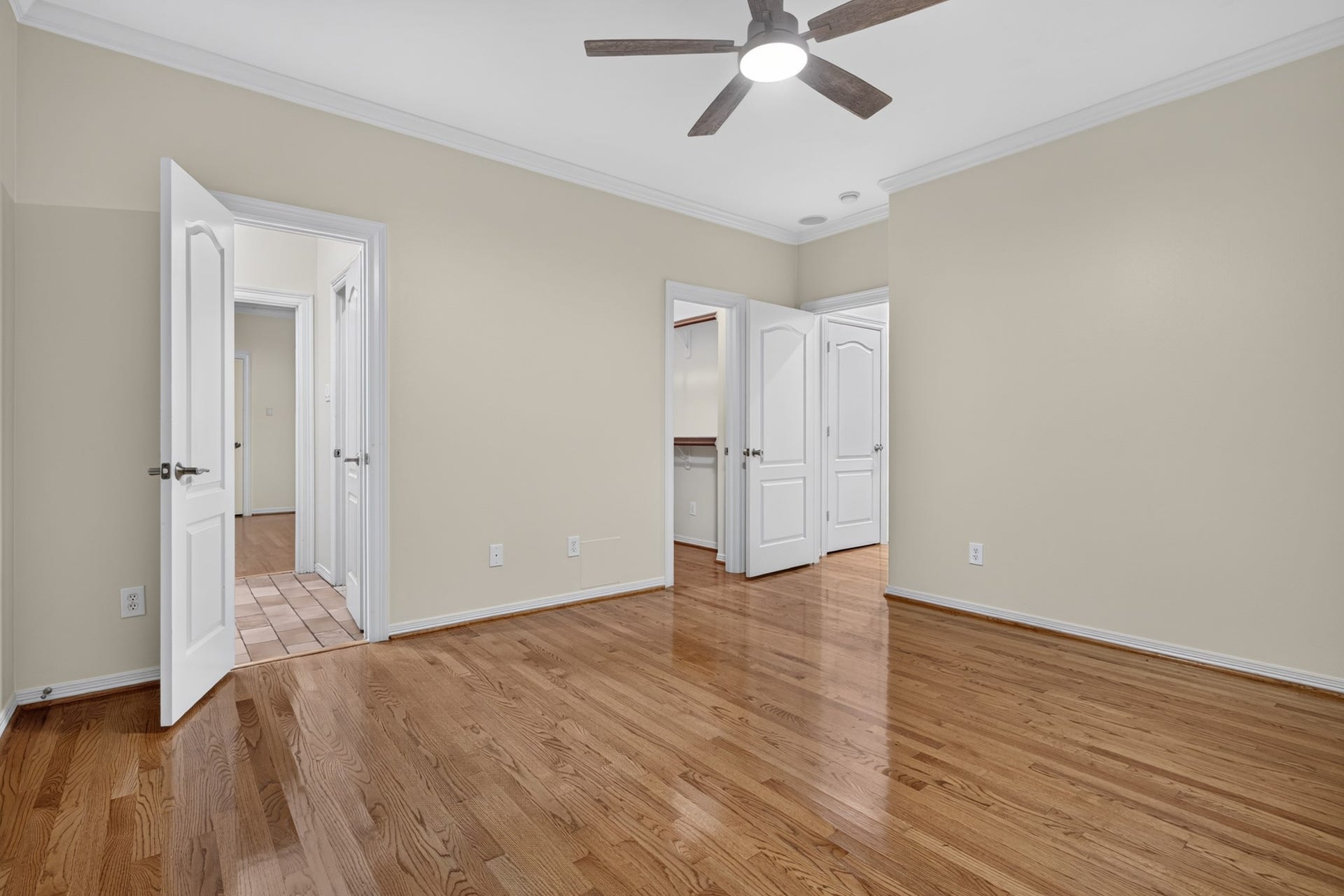4420 Darsey Street, Bellaire, TX 77401 This bedroom's open layout offers flexibility for a bed, desk and additional storage.