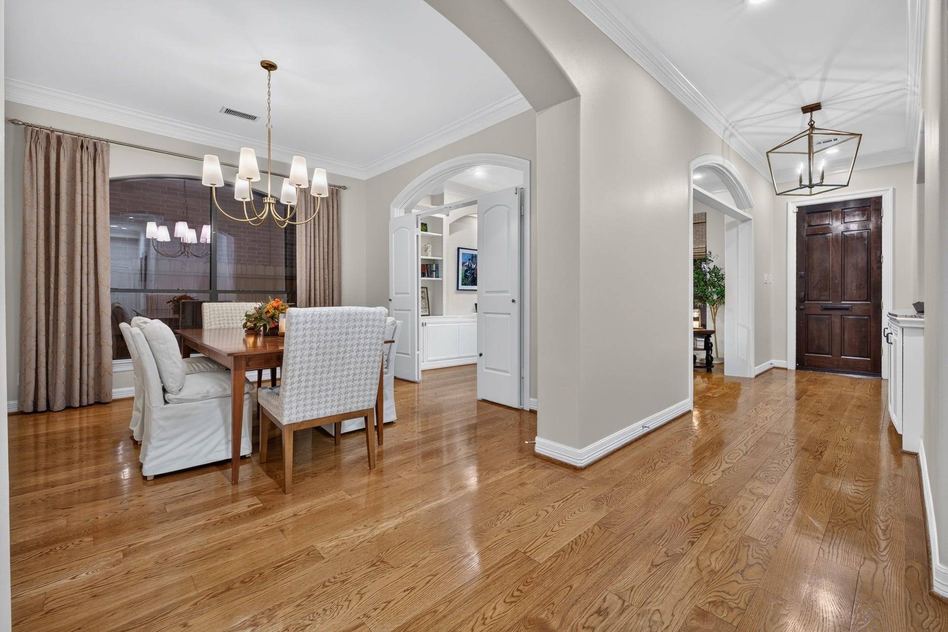 4420 Darsey Street, Bellaire, TX 77401 Located just off the foyer, the formal dining room offers an inviting setting for entertaining.