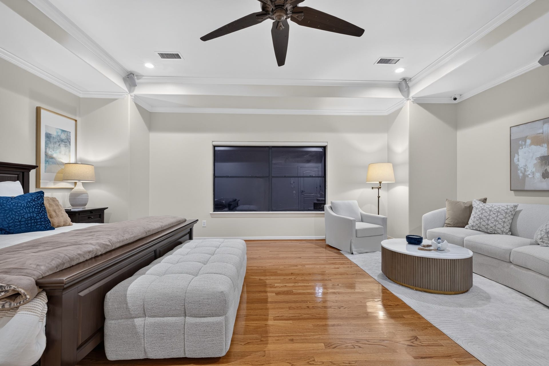 4420 Darsey Street, Bellaire, TX 77401 A sitting area within the primary bedroom offers a comfortable place to read, unwind or enjoy a quiet evening.