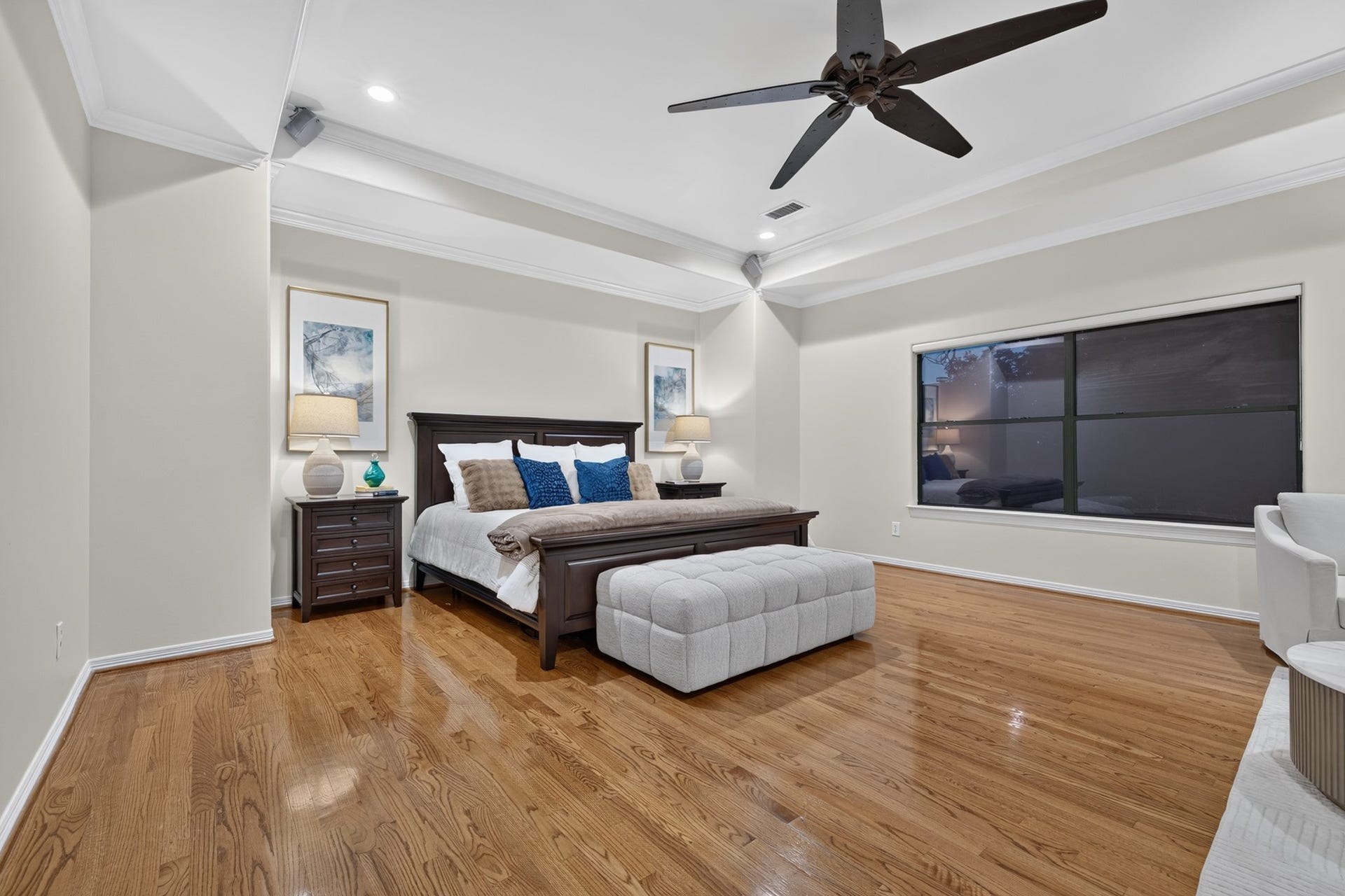 4420 Darsey Street, Bellaire, TX 77401 The spacious primary suite offers a tray ceiling, wood flooring and a comfortable sitting area.