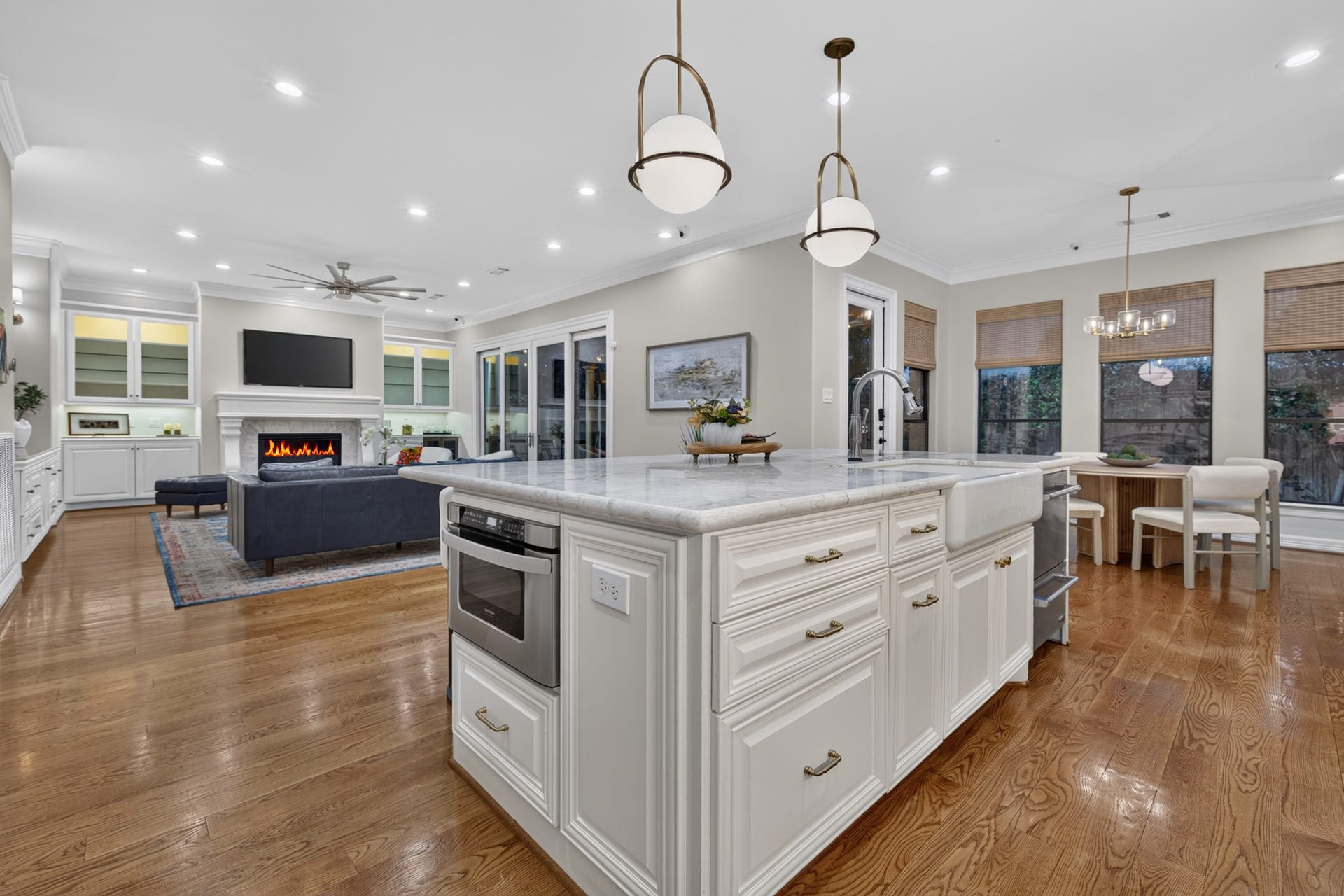 4420 Darsey Street, Bellaire, TX 77401 The open layout connects the kitchen, family room and breakfast area for easy everyday living and entertaining.