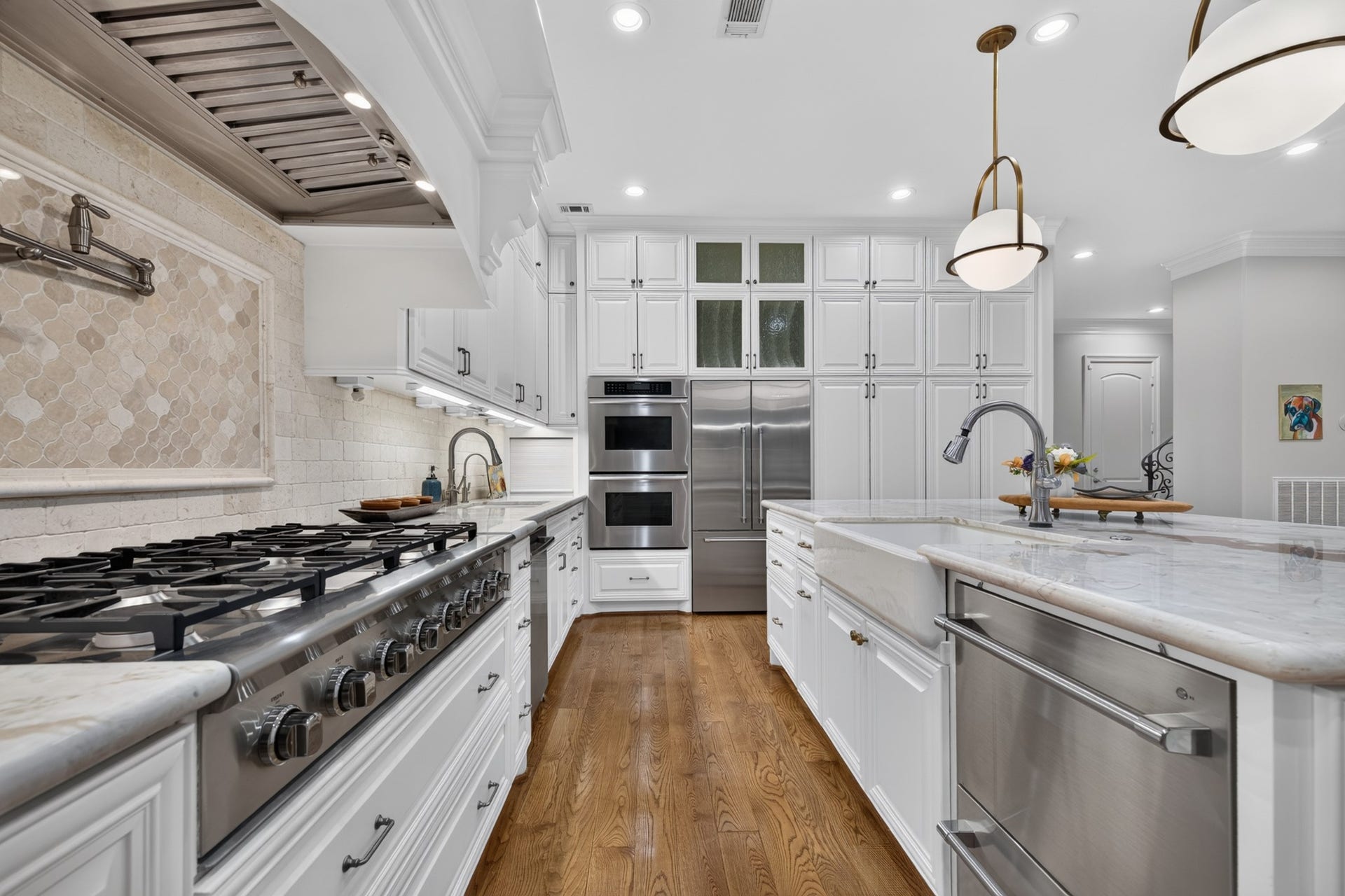 4420 Darsey Street, Bellaire, TX 77401 Two sinks and two dishwashers make this kitchen especially convenient for meal preparation and entertaining.