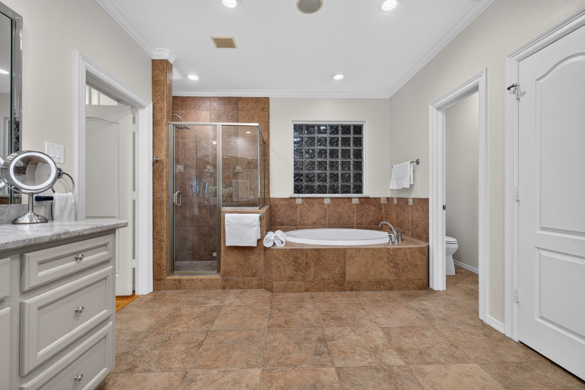 4420 Darsey Street, Bellaire, TX 77401 A separate walk-in shower and jetted tub offer options for both daily routines and relaxing at home.