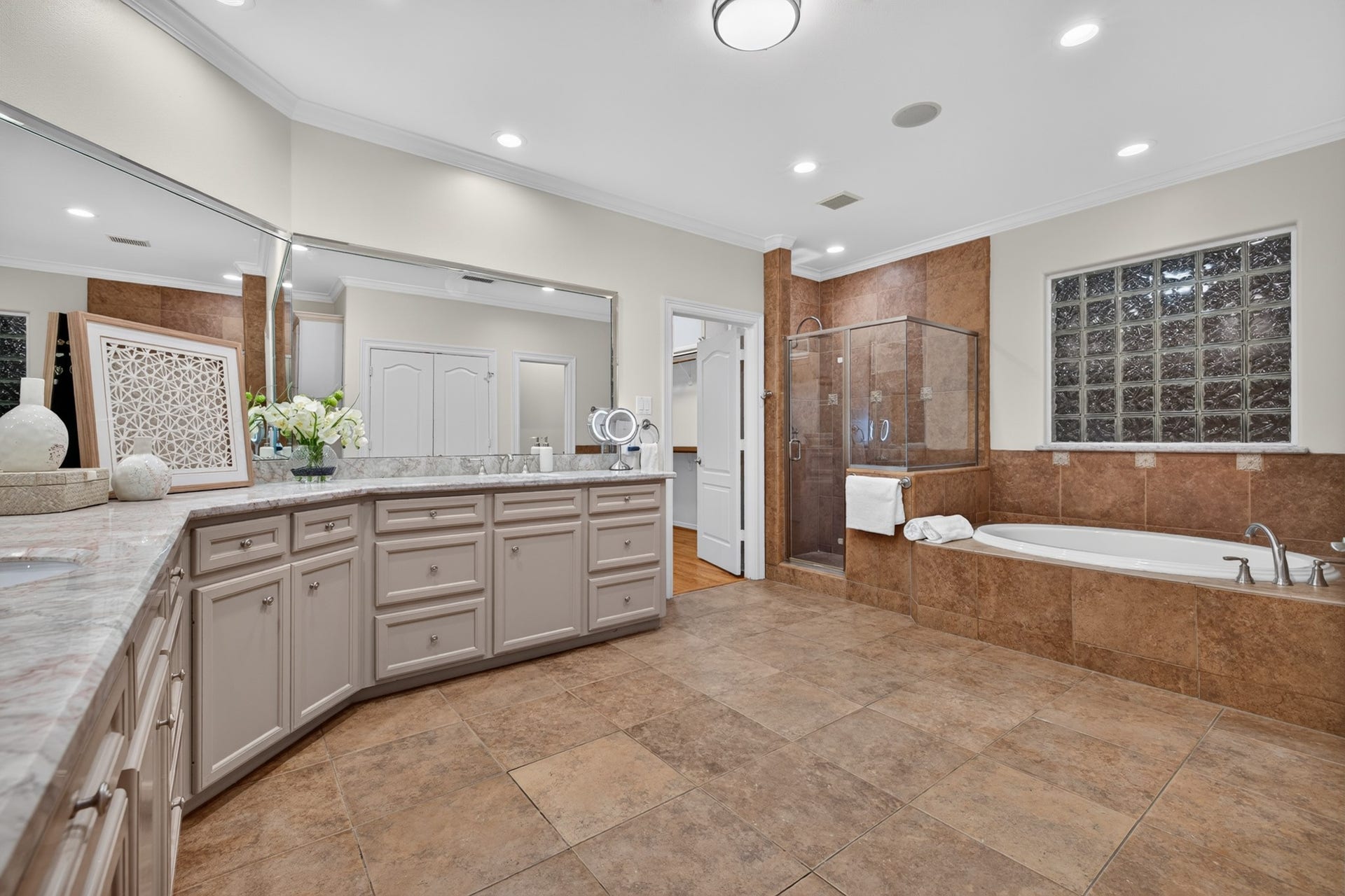 4420 Darsey Street, Bellaire, TX 77401 The primary bathroom offers expansive vanity space, large mirrors and abundant cabinet storage.