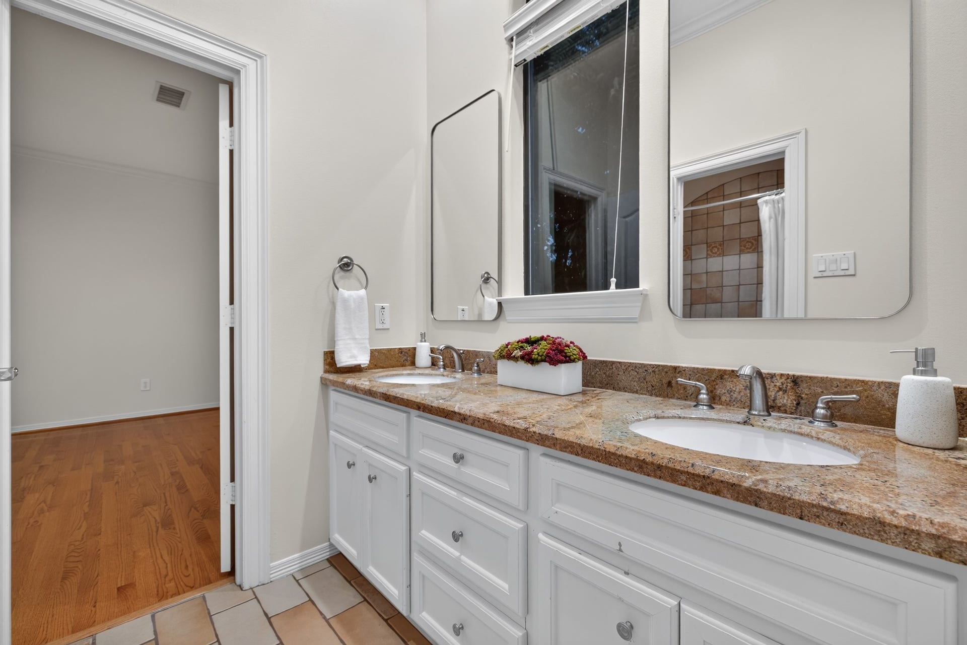 4420 Darsey Street, Bellaire, TX 77401 jThe Jack-and-Jill bathroom provides a shared space with a generous vanity, large mirror and cabinet storage.