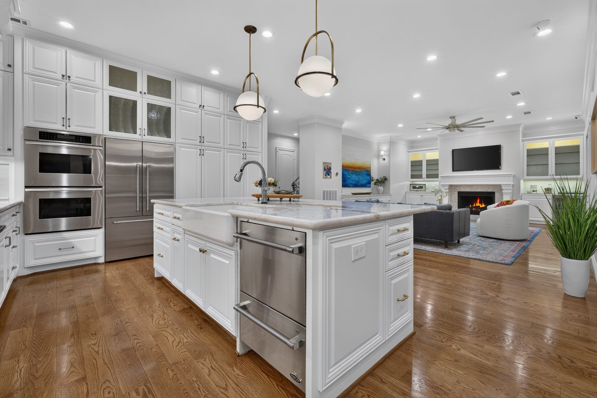 4420 Darsey Street, Bellaire, TX 77401 Stainless steel appliances complement the kitchen's extensive cabinetry and generous counter space.