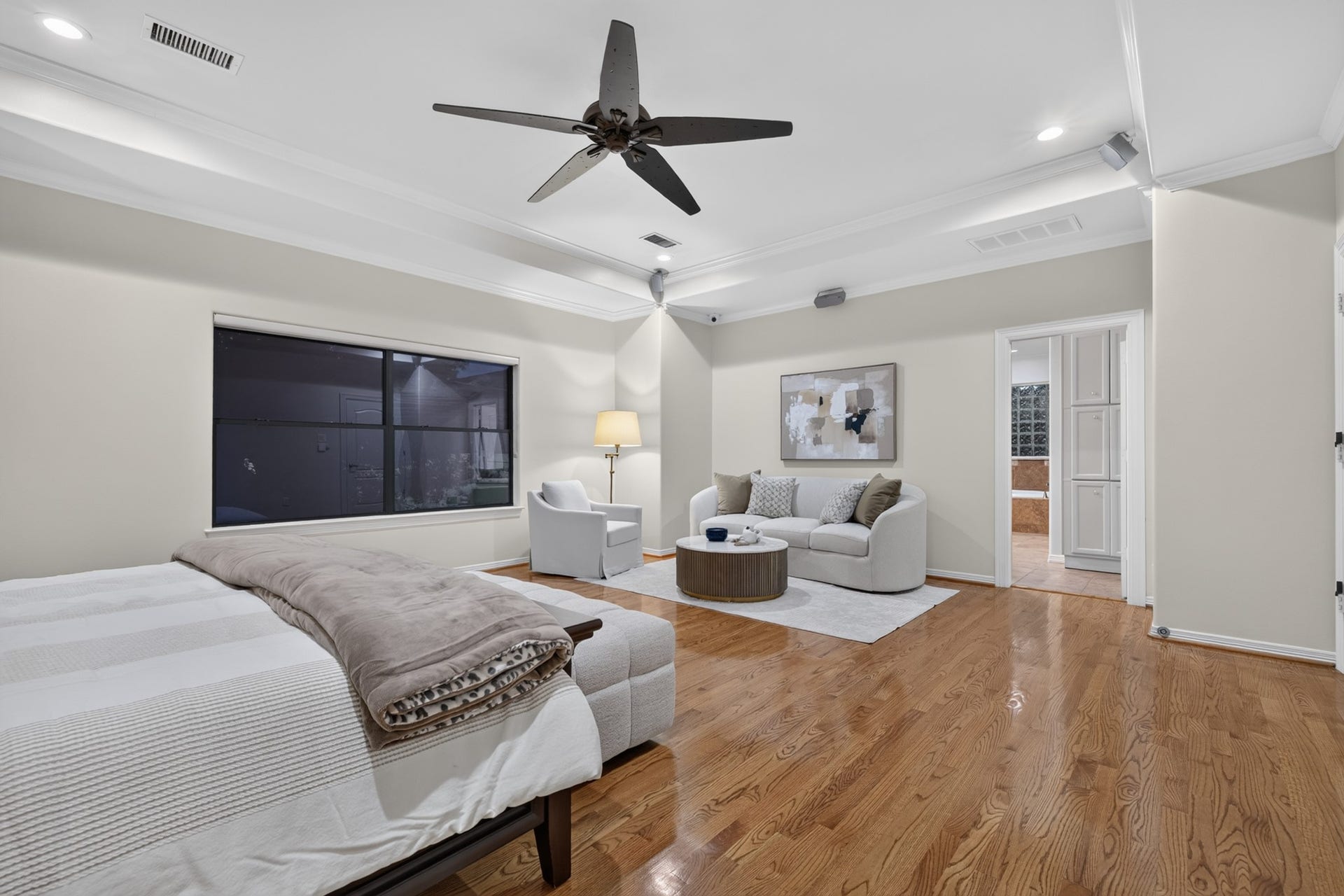 4420 Darsey Street, Bellaire, TX 77401 The primary suite's generous layout creates an easy flow between the sleeping area and its adjoining sitting space.
