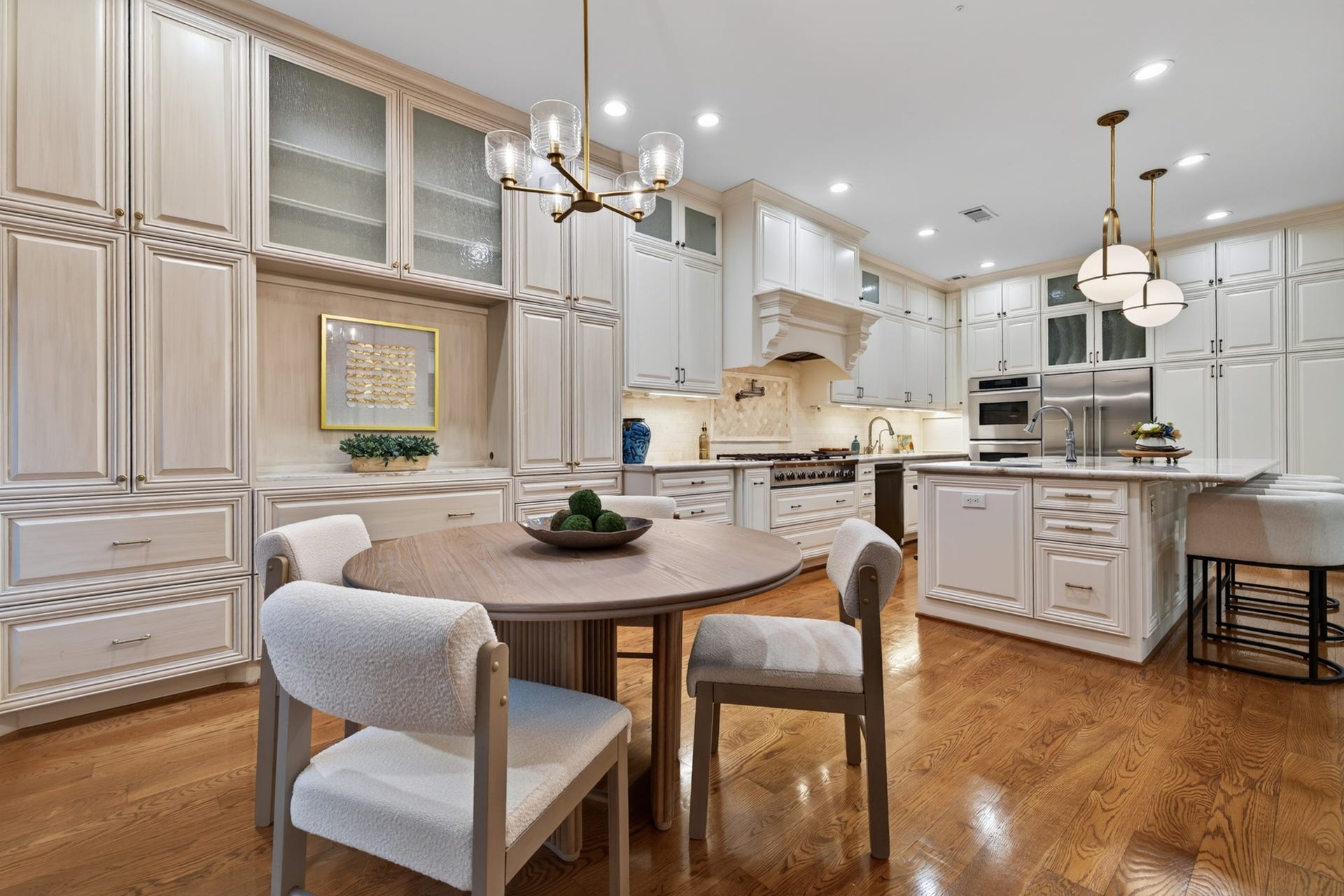 4420 Darsey Street, Bellaire, TX 77401 An inviting breakfast area sits beside the kitchen, creating a comfortable setting for everyday meals.
23
An inviting breakfast area sits beside the kitchen, creating a comfortable setting for everyday meals.
23
An inviting breakfast area sits beside the kitchen, creating a comfortable setting for everyday meals.