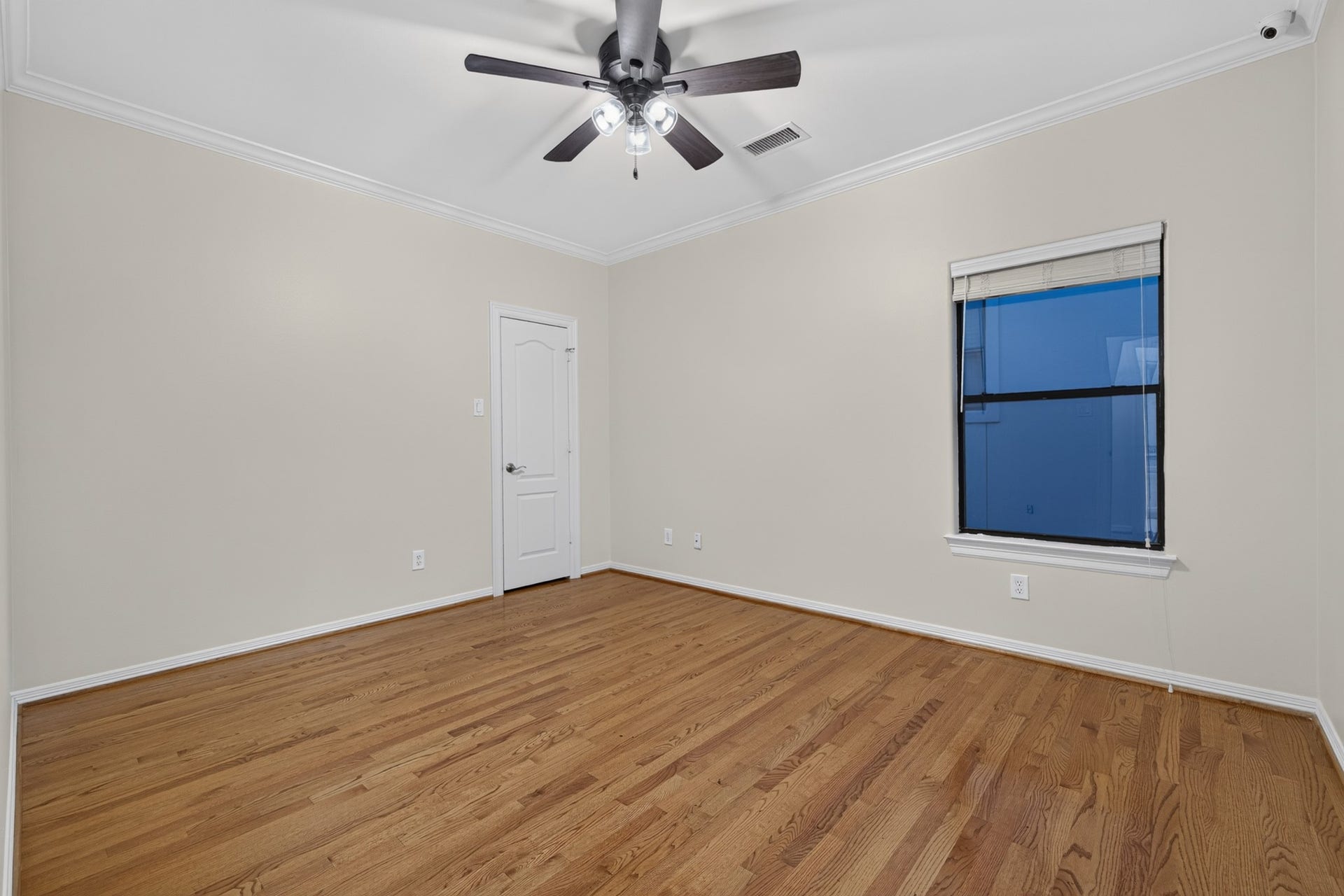 4420 Darsey Street, Bellaire, TX 77401 This secondary bedroom offers wood flooring and room to create a comfortable retreat for family or guests.