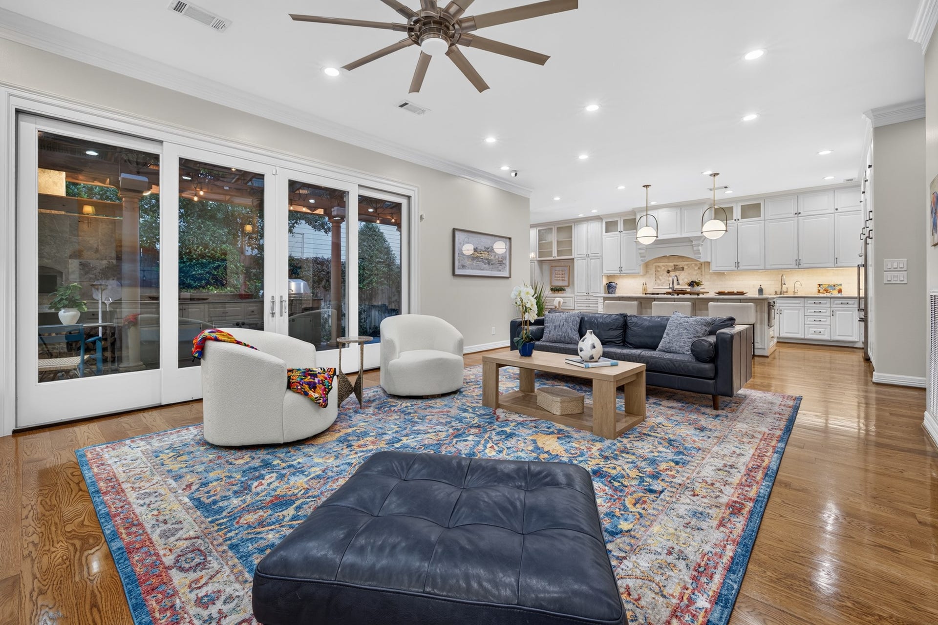 4420 Darsey Street, Bellaire, TX 77401 Large windows and direct patio access connect the family room to the outdoor entertaining areas.