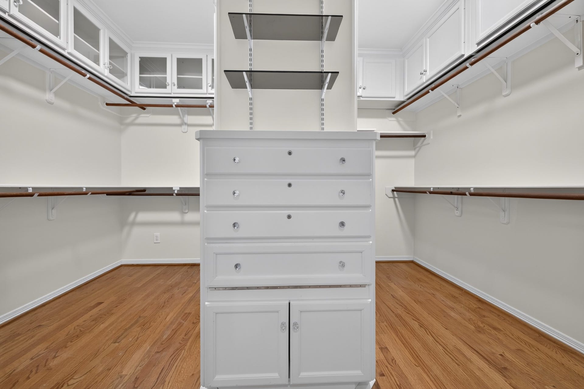 4420 Darsey Street, Bellaire, TX 77401 The spacious walk-in closet includes a central drawer unit, extensive hanging space and upper storage.