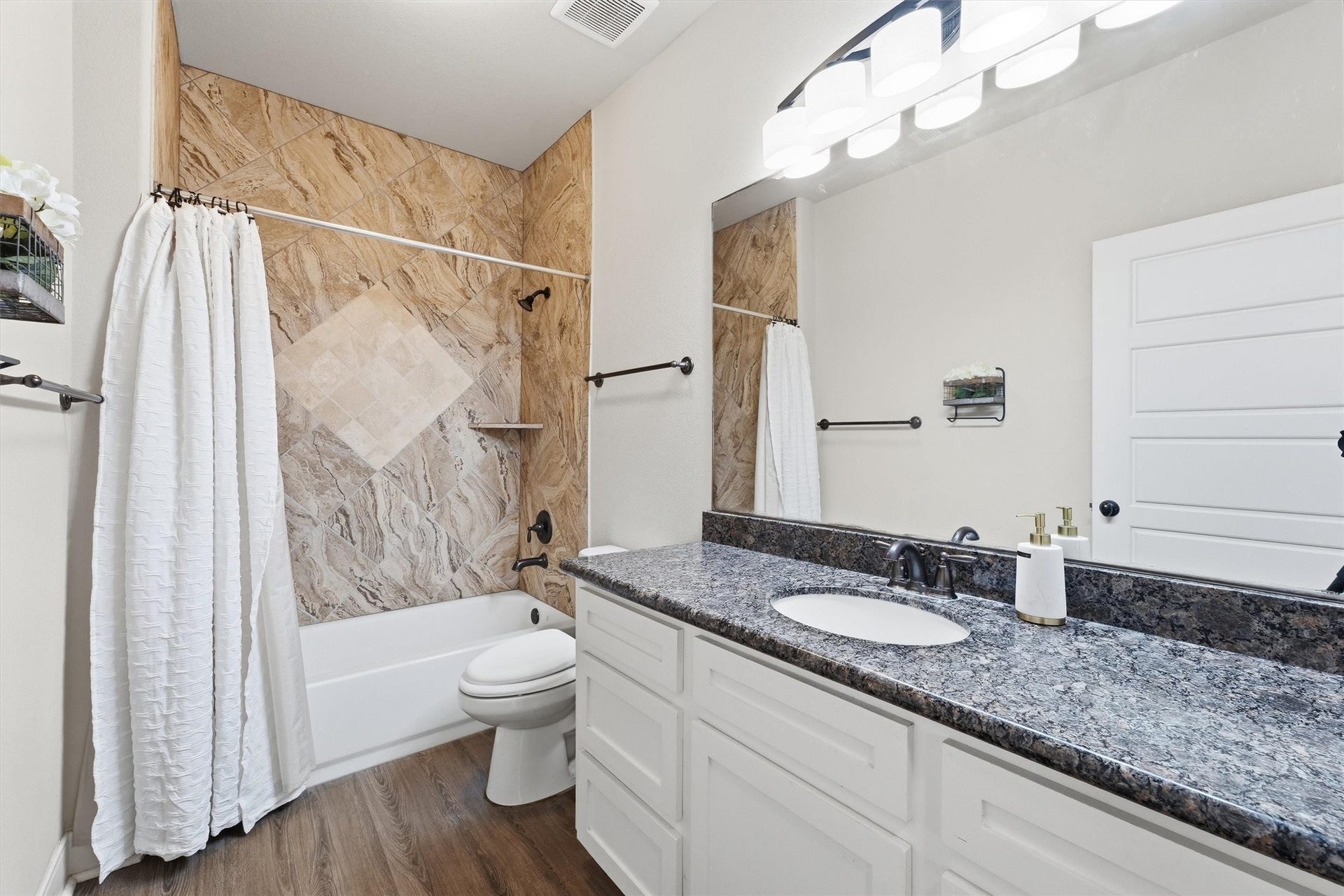 4510 Ireland Lane, Pasadena, TX 77505 Downstairs secondary bathroom