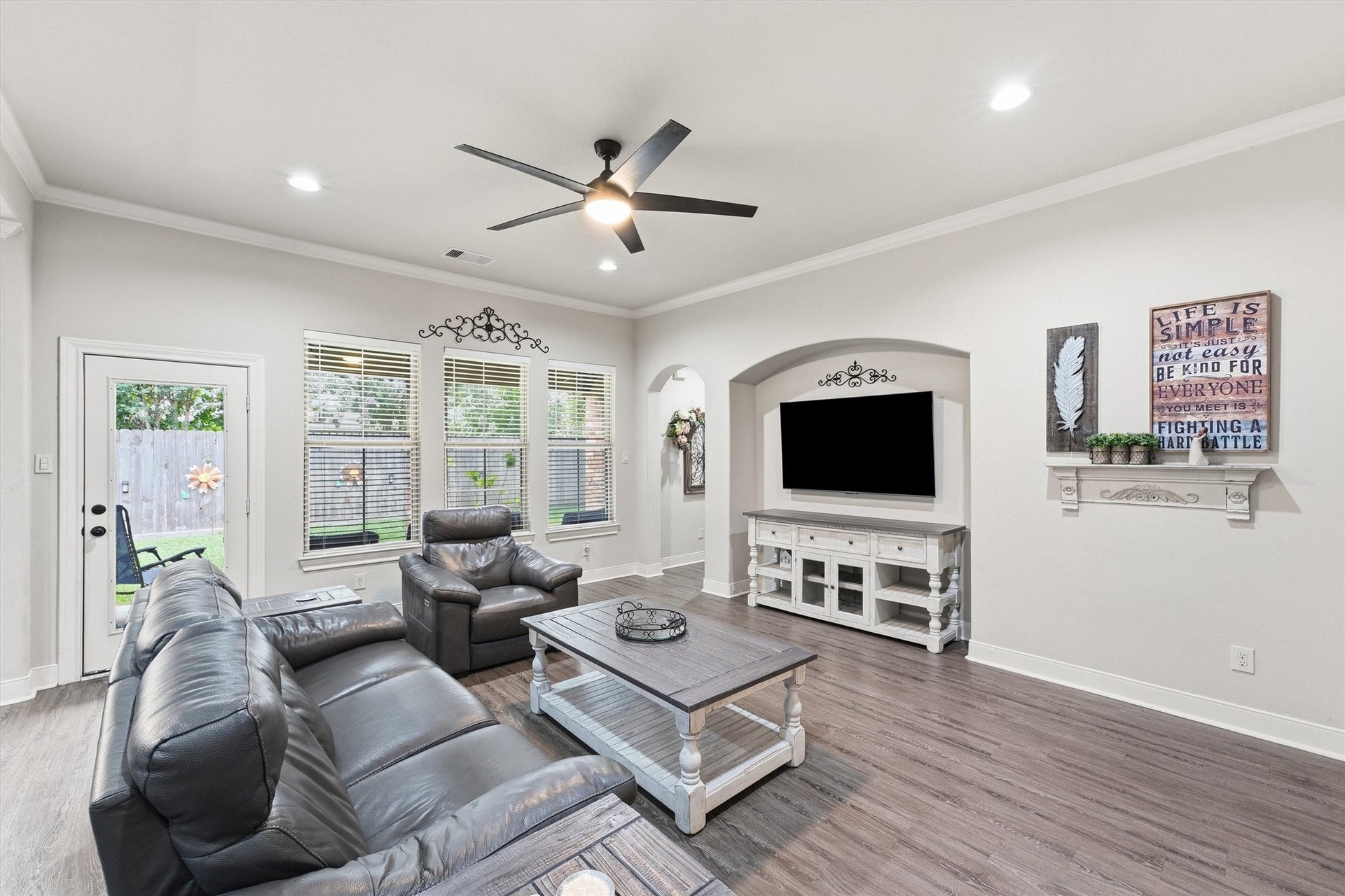 4510 Ireland Lane, Pasadena, TX 77505 Living room