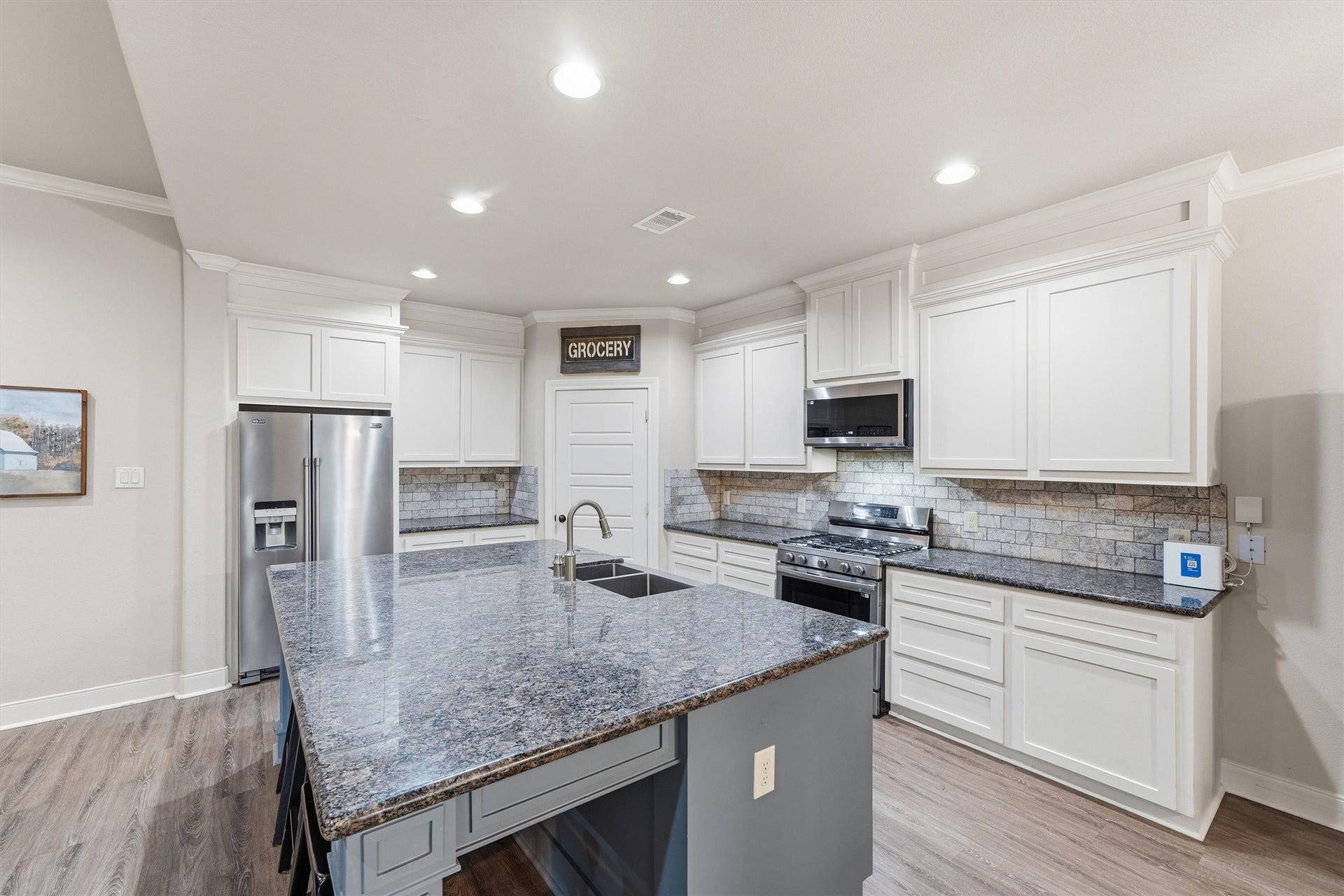 4510 Ireland Lane, Pasadena, TX 77505 Nice island with granite countertops!