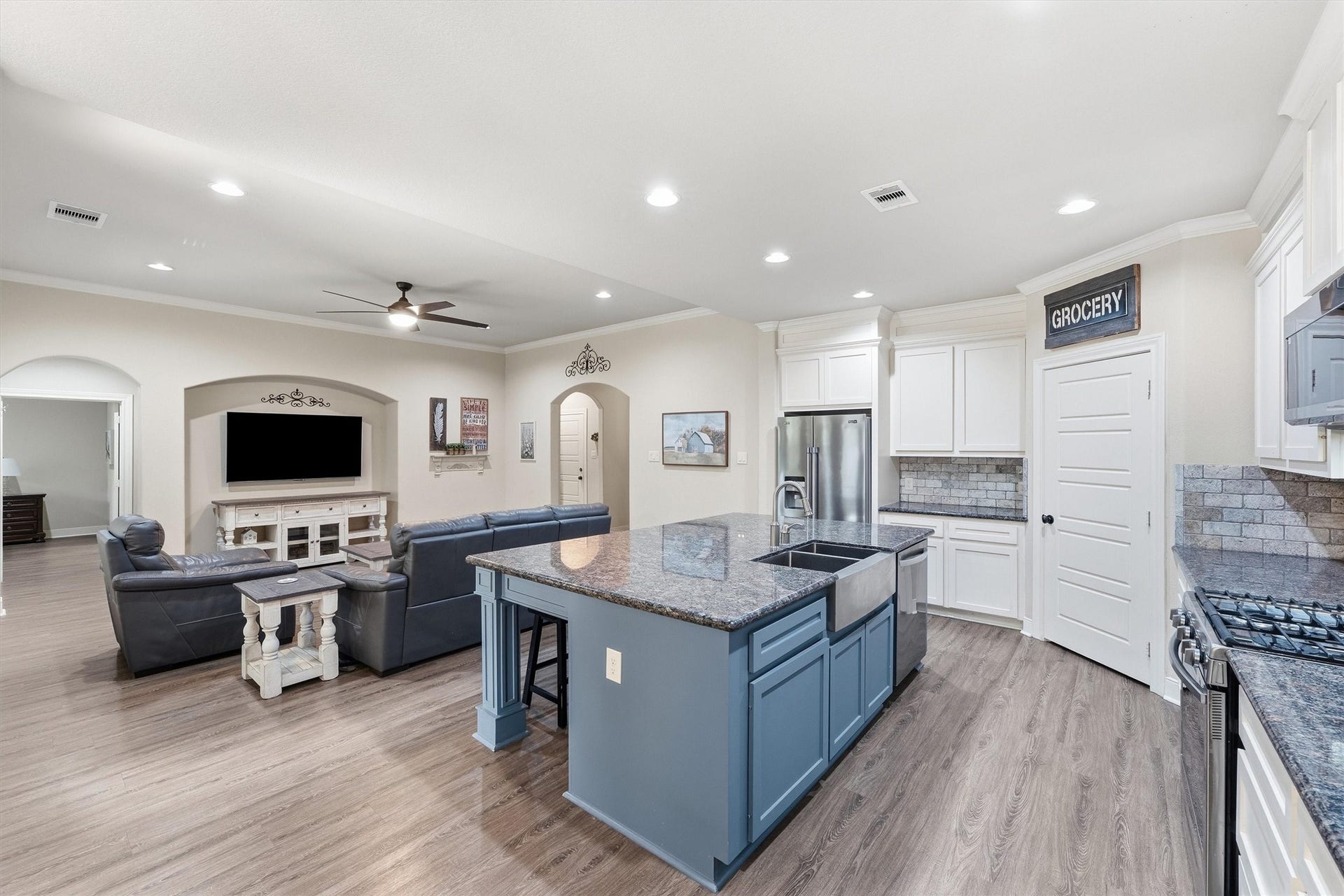 4510 Ireland Lane, Pasadena, TX 77505 Large open kitchen.