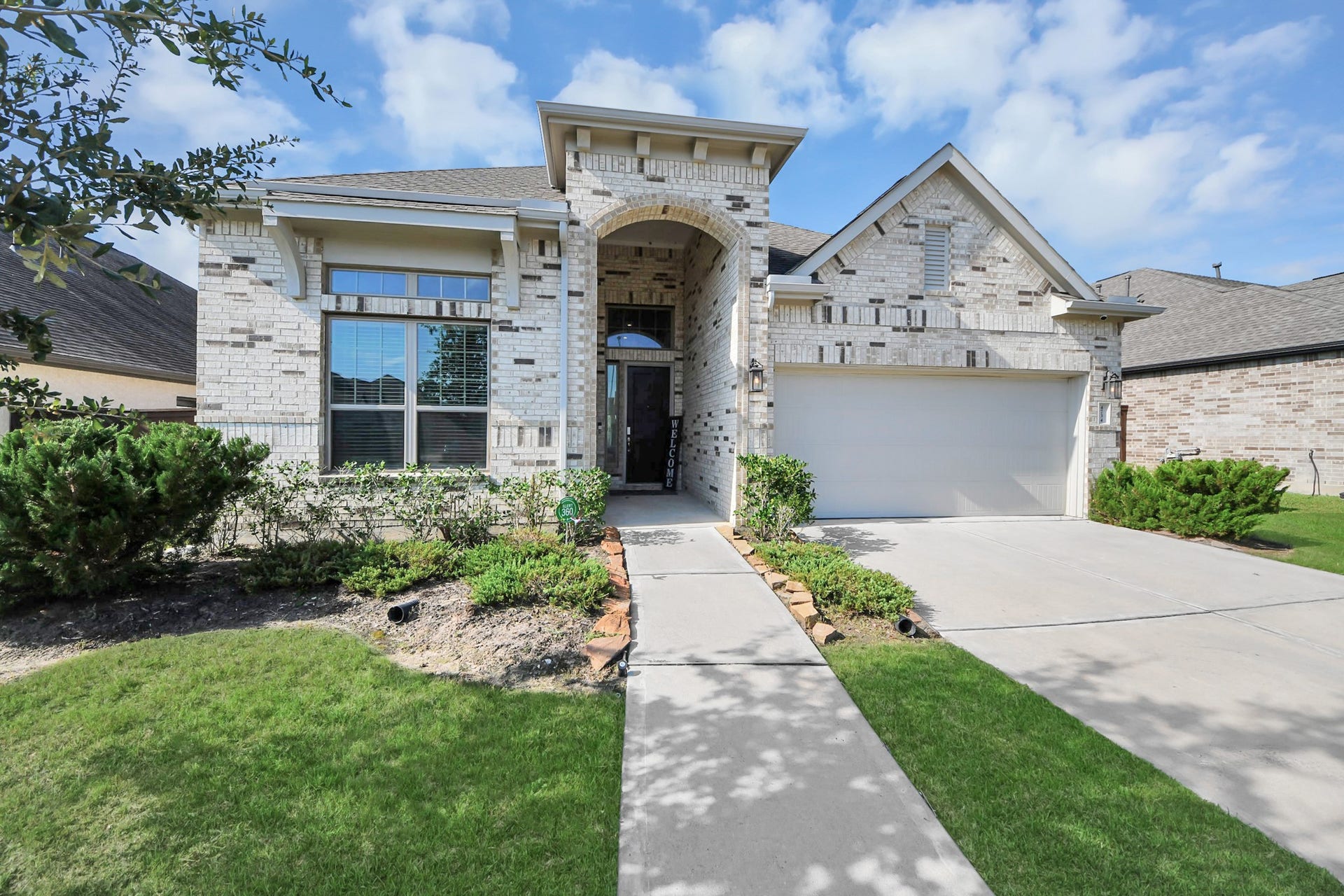 4734 Franklin Way, Iowa Colony, TX 77583 Schedule a showing today!