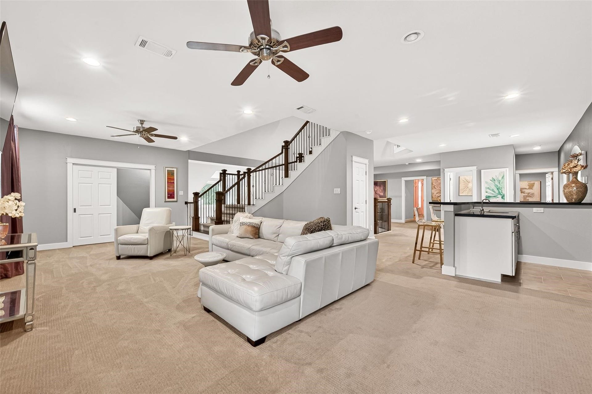 Spacious upstairs gameroom. Perfect for a pool table. Also features a wetbar