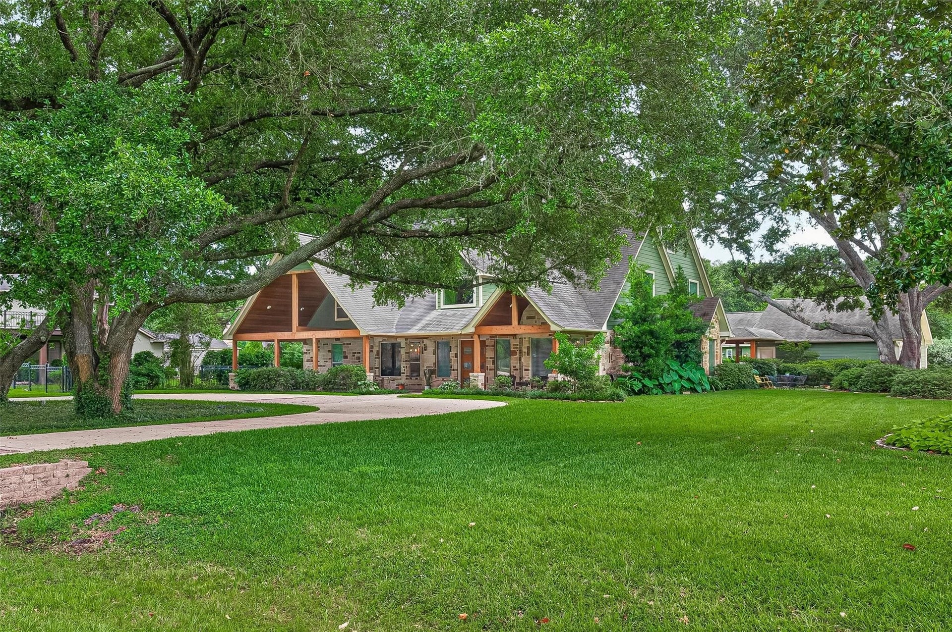 Prime Katy location close to La Centerra, 99 Grand Parkway, I-10, Katy Asian Town, grocery stores, shopping and restaurants.