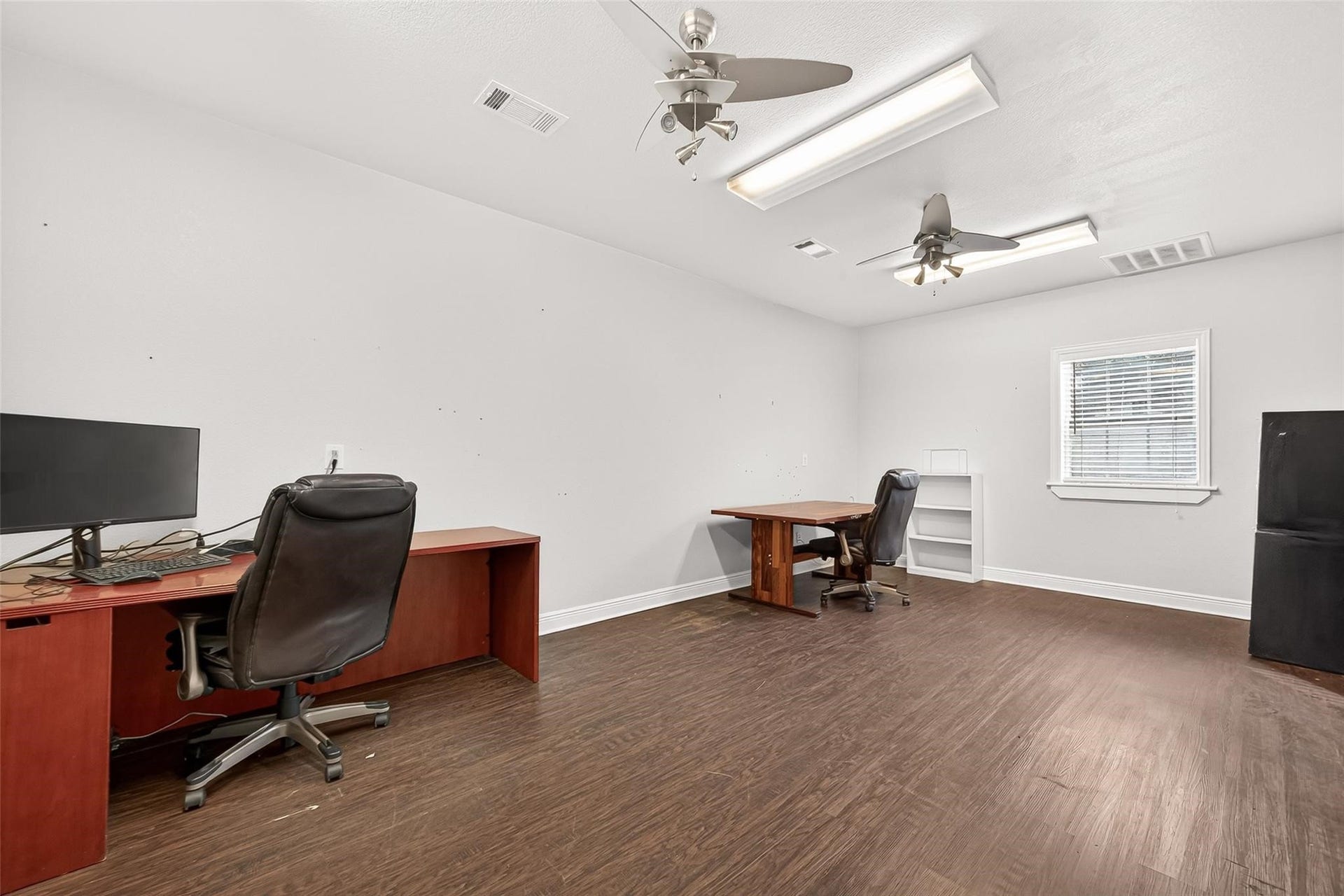 The detached garage also features a private bonus office space with its own AC. Perfect space if you work from home!