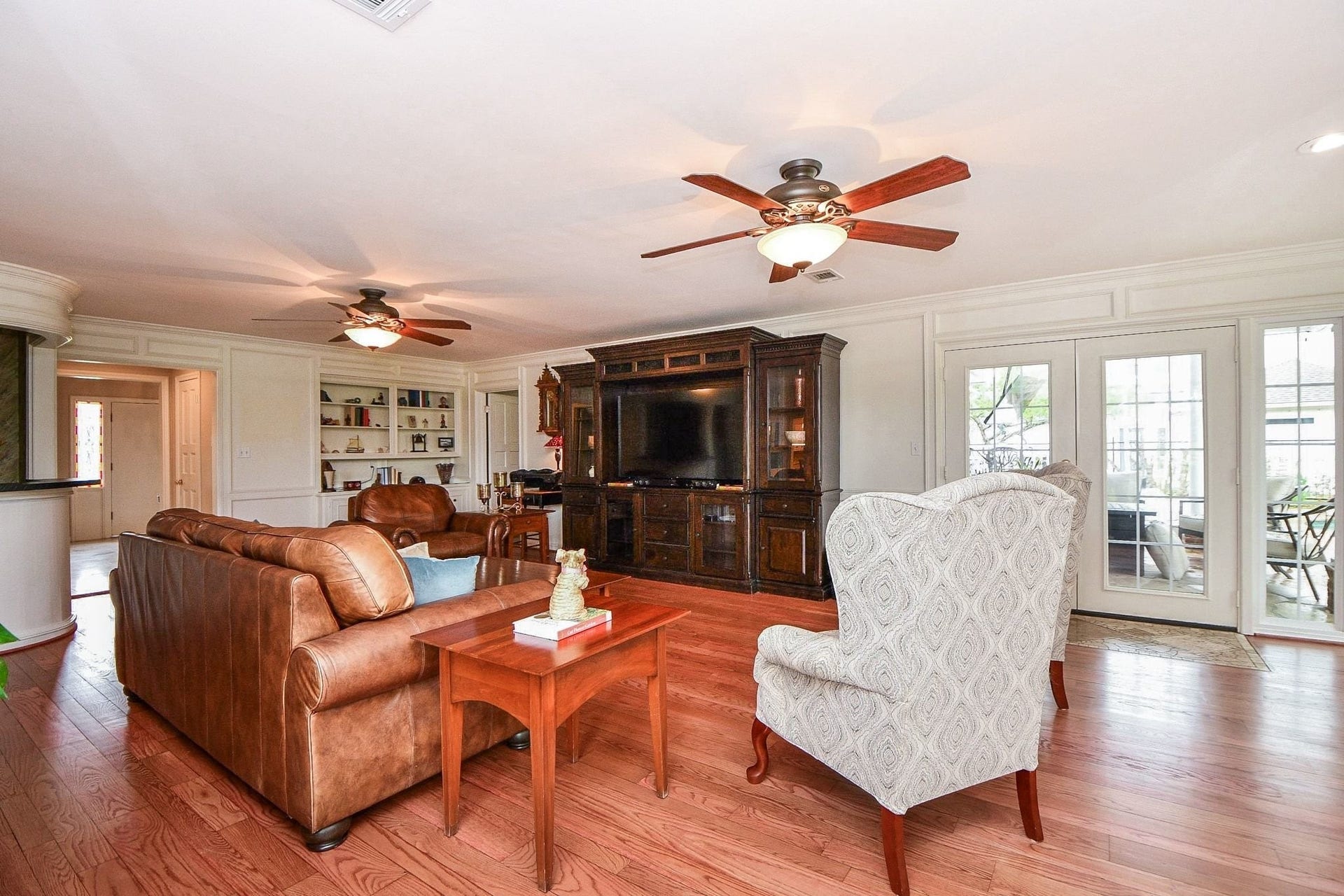 3323 El Dorado Boulevard, Missouri City, TX 77459 Enjoy your evenings, relaxing, watching TV or just gazing at the golf course