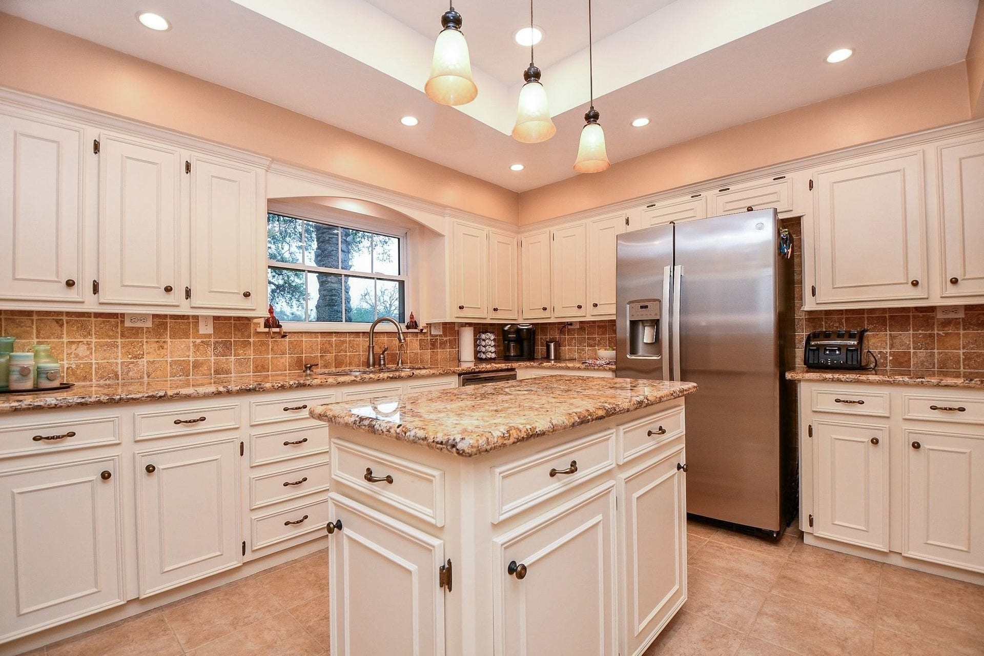 3323 El Dorado Boulevard, Missouri City, TX 77459 Completely remodeled Kitchen that includes under cabinet lighting, recessed lighting, 5 burner, gas cooktop and stainless appliances