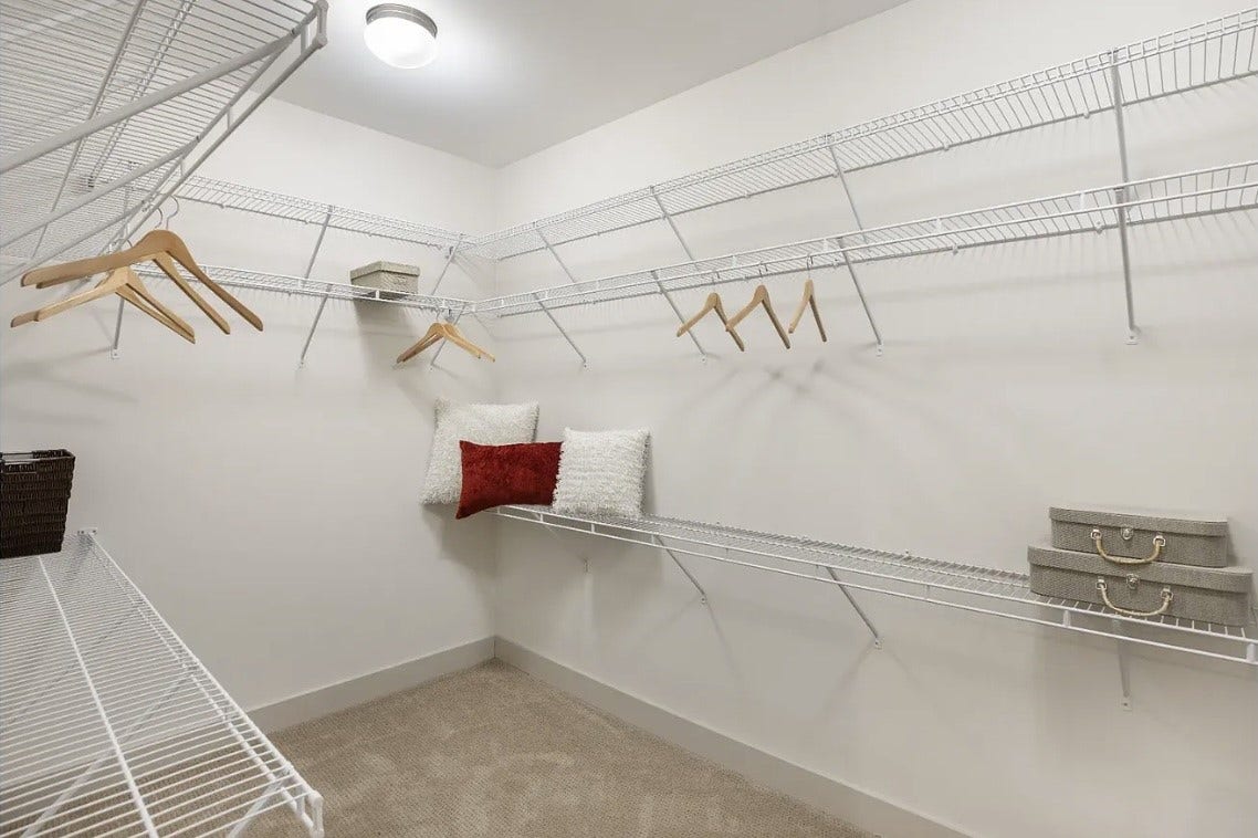 1400 McKinney Street, #3204, Houston, TX 77010 Organization comes naturally in the spacious walk-in closet, featuring generous wraparound shelving and multiple hanging areas that provide ample space for clothing, shoes, accessories and more.