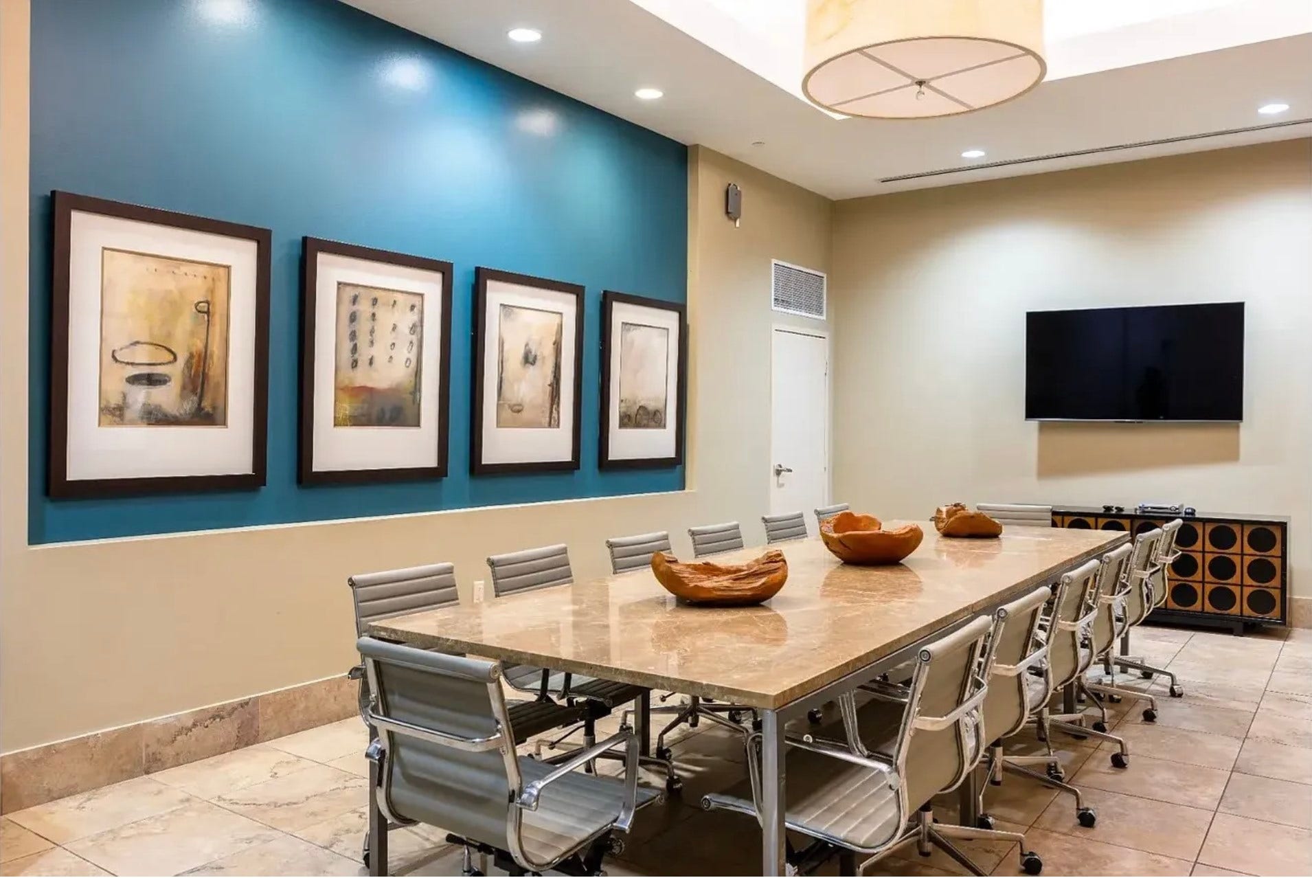 1400 McKinney Street, #3204, Houston, TX 77010 Elevate your workday or special gathering in the beautifully appointed resident conference room. Featuring an oversized meeting table, multimedia capabilities, and elegant contemporary finishes, this versatile space is perfect for business meetings, presentations, collaborative work sessions or private events.