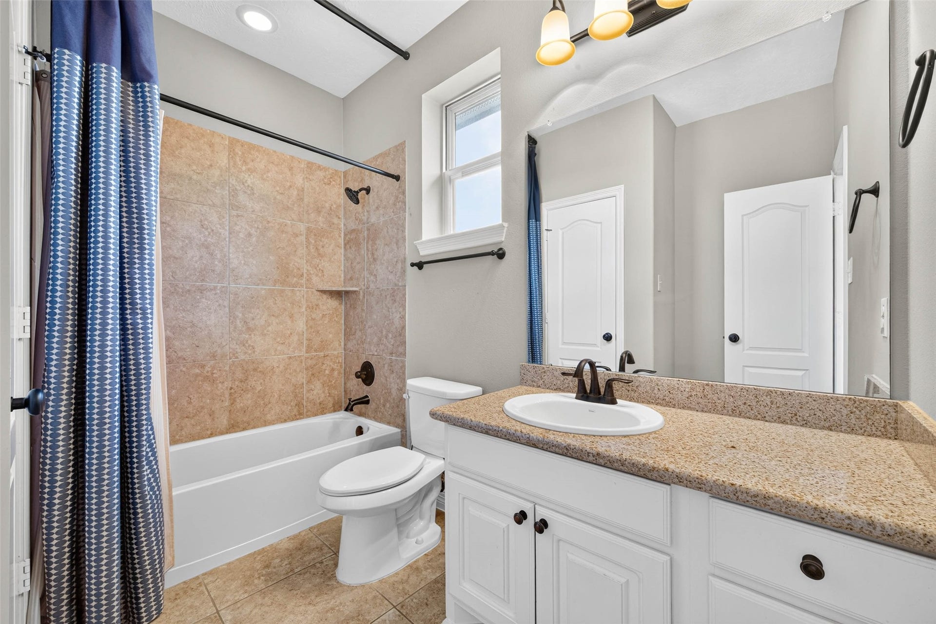 4419 Montcliff Bend Court, Sugar Land, TX 77479 Second bedroom bathroom