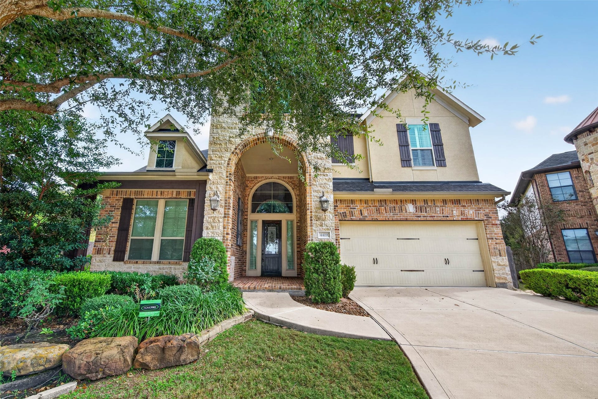 4419 Montcliff Bend Court, Sugar Land, TX 77479 Welcome home!