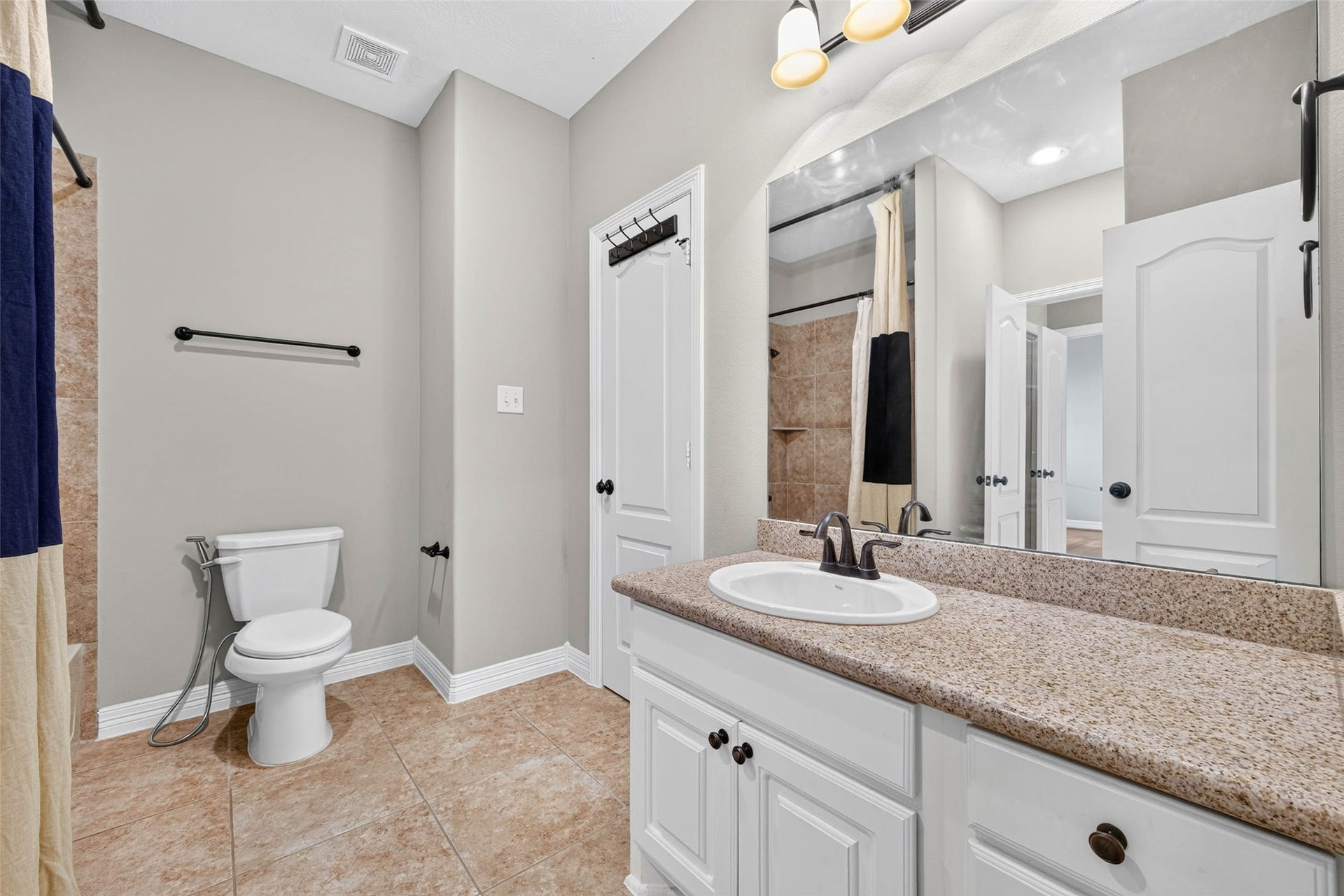 4419 Montcliff Bend Court, Sugar Land, TX 77479 Jack and Jill bathroom