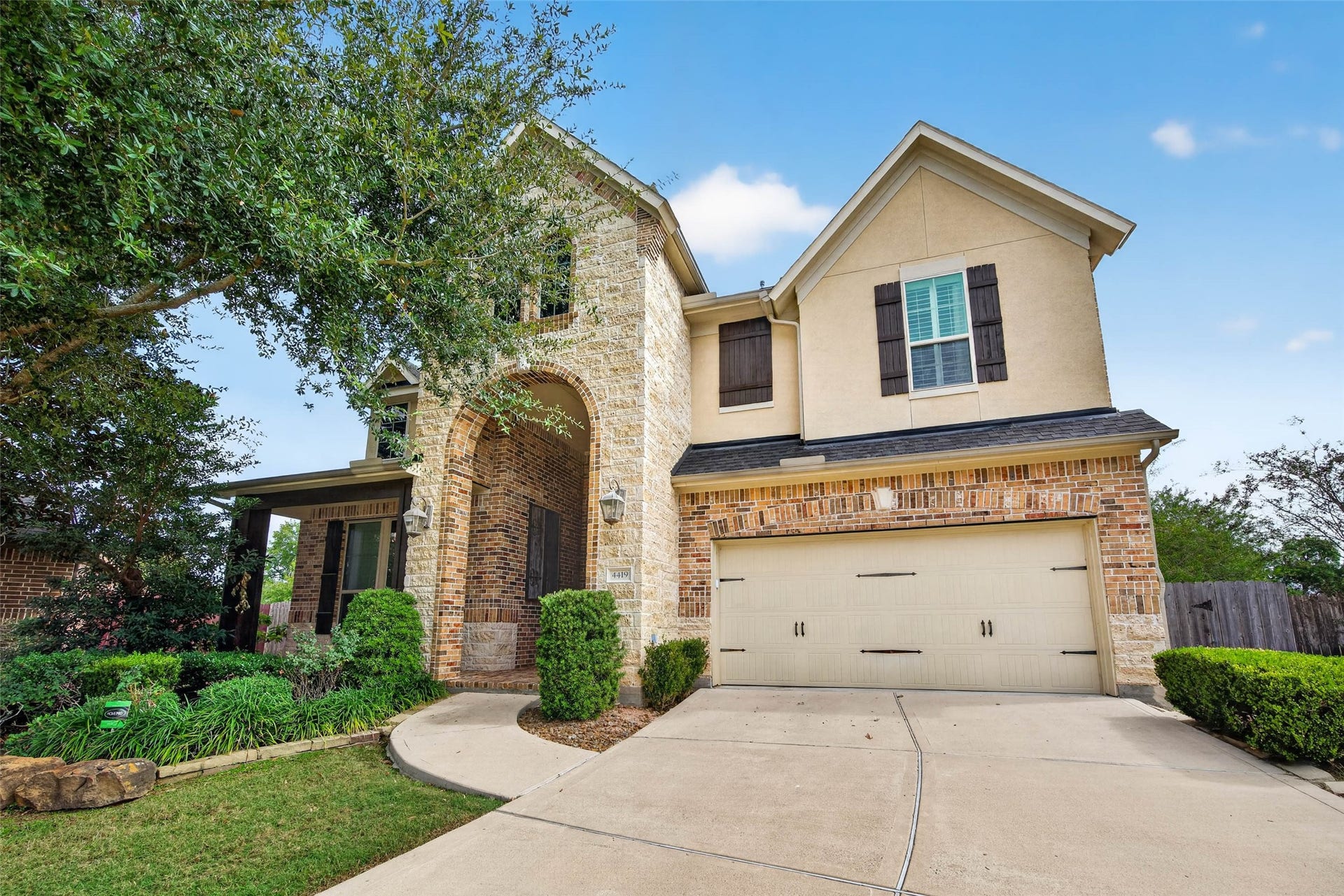 4419 Montcliff Bend Court, Sugar Land, TX 77479 Welcome home to 4419 Montcliff Bend Ct!