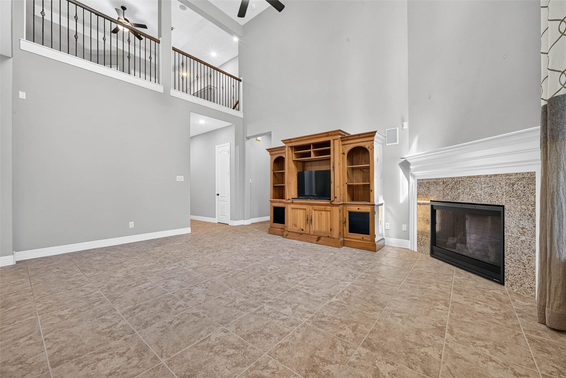 4419 Montcliff Bend Court, Sugar Land, TX 77479 Living room